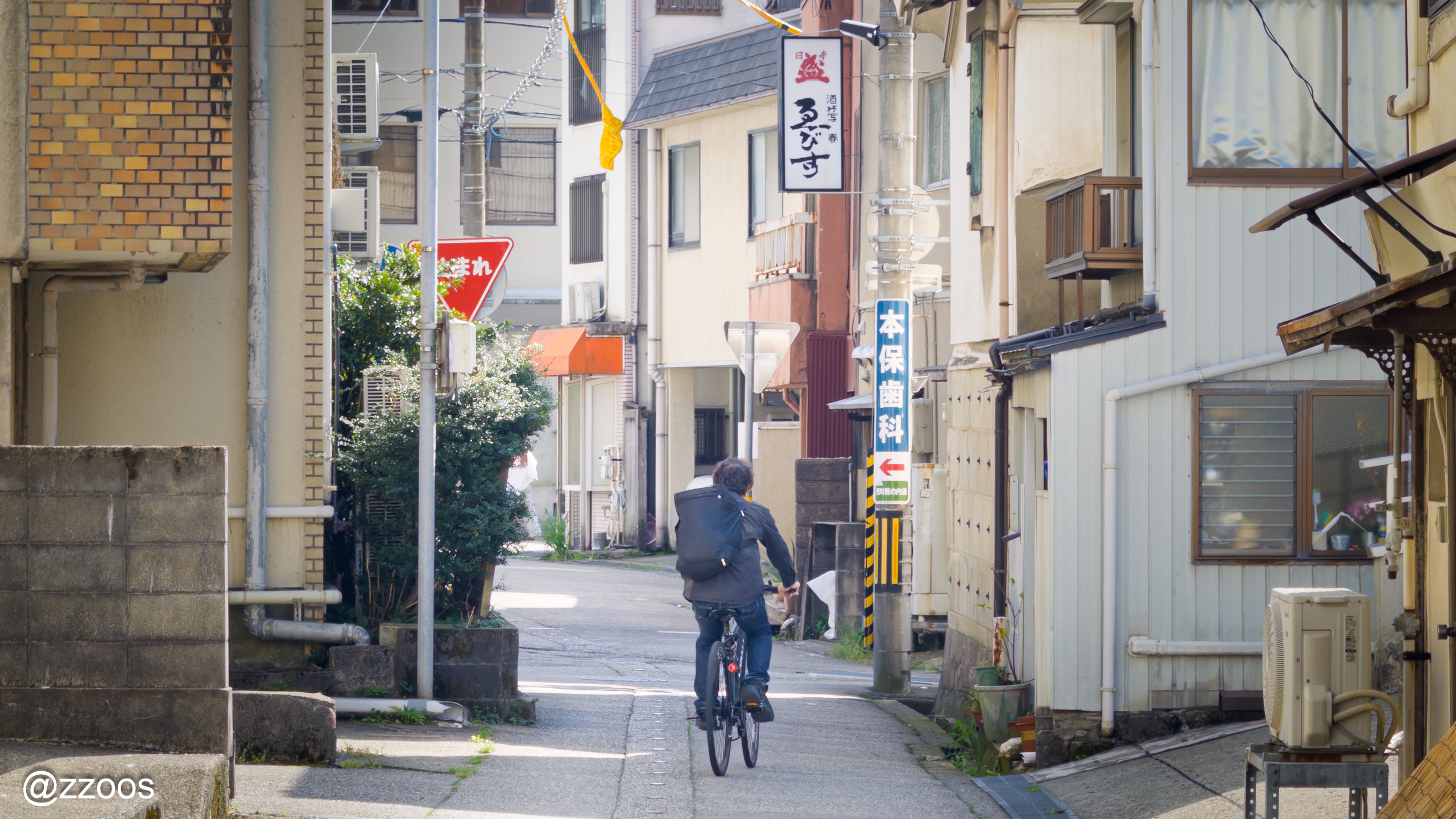 近江町市場で買い物をして自転車で帰る人