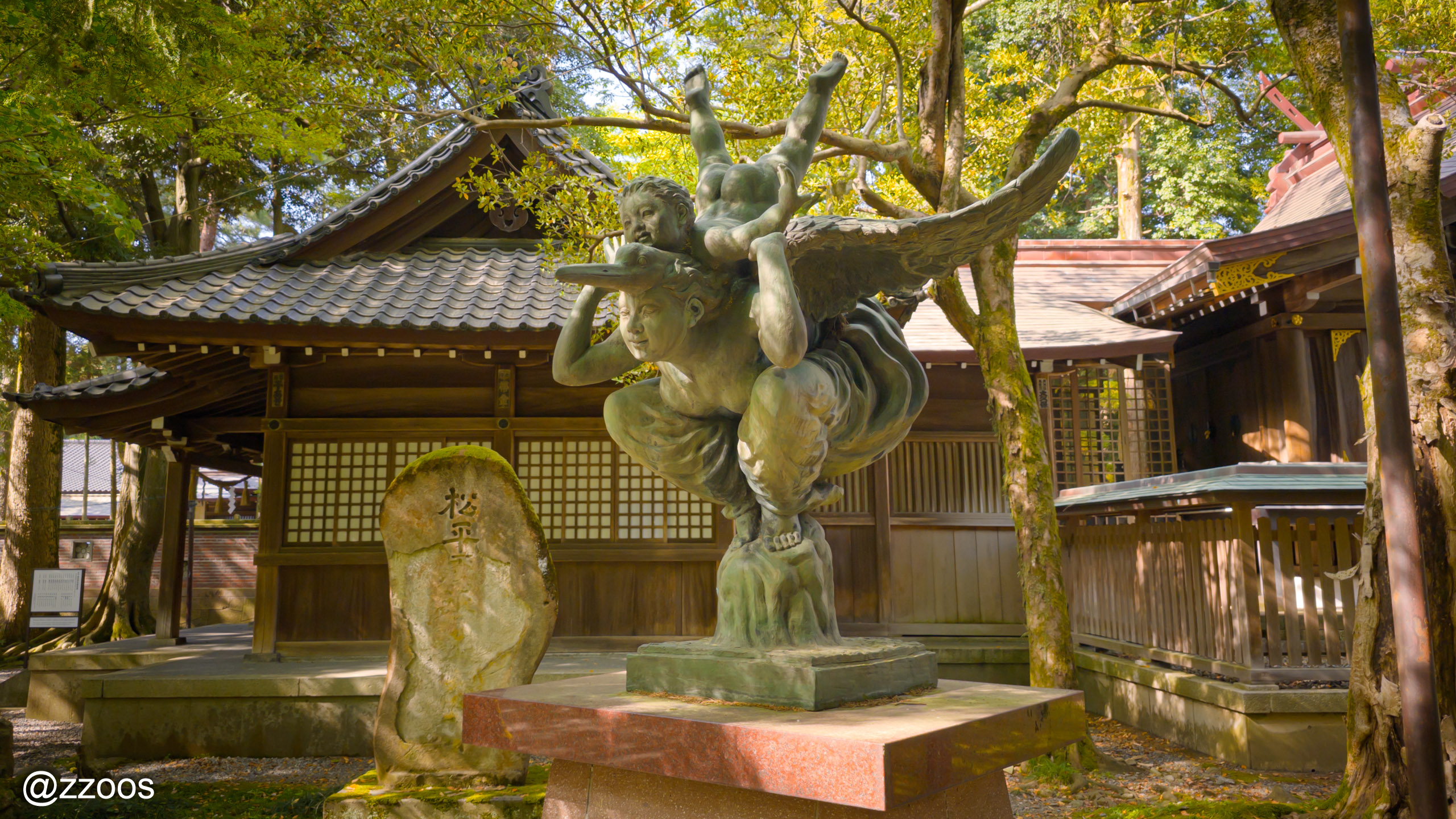 尾山神社の母子順風之像