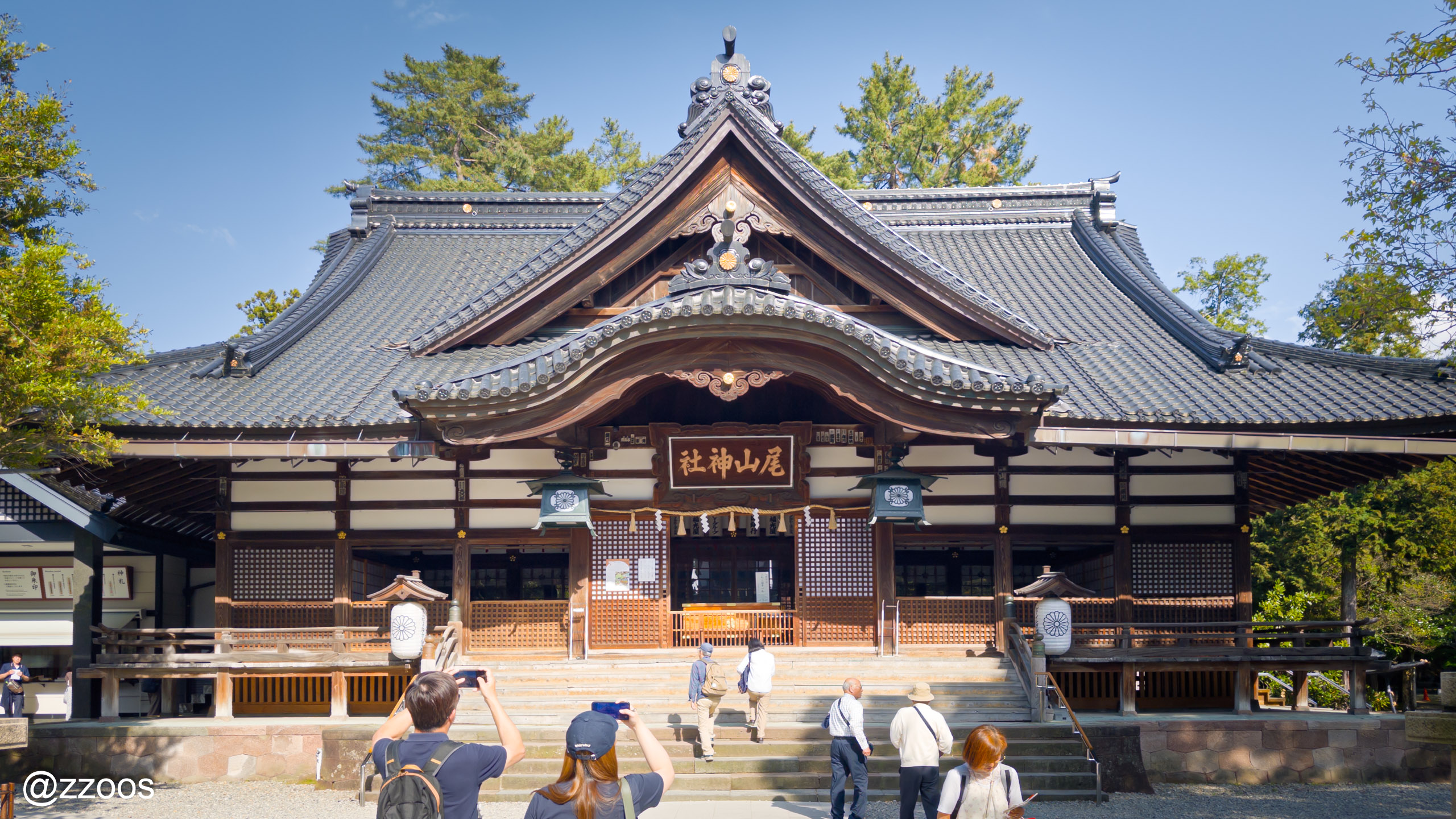 尾山神社の拝殿の全景