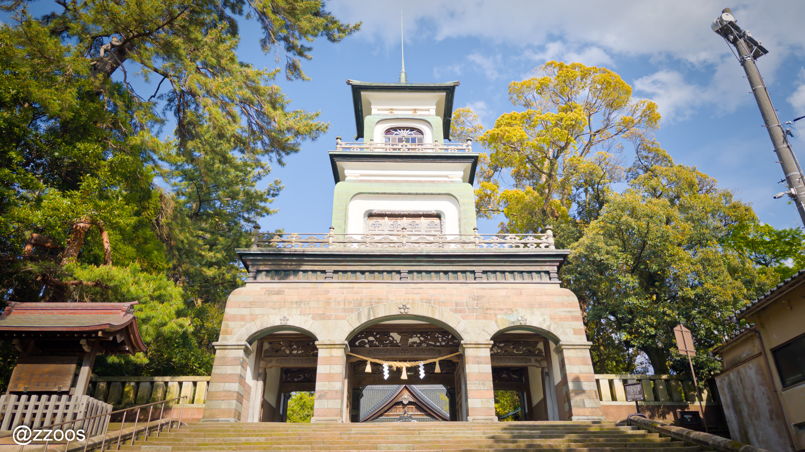 尾山神社の神門の正面全景