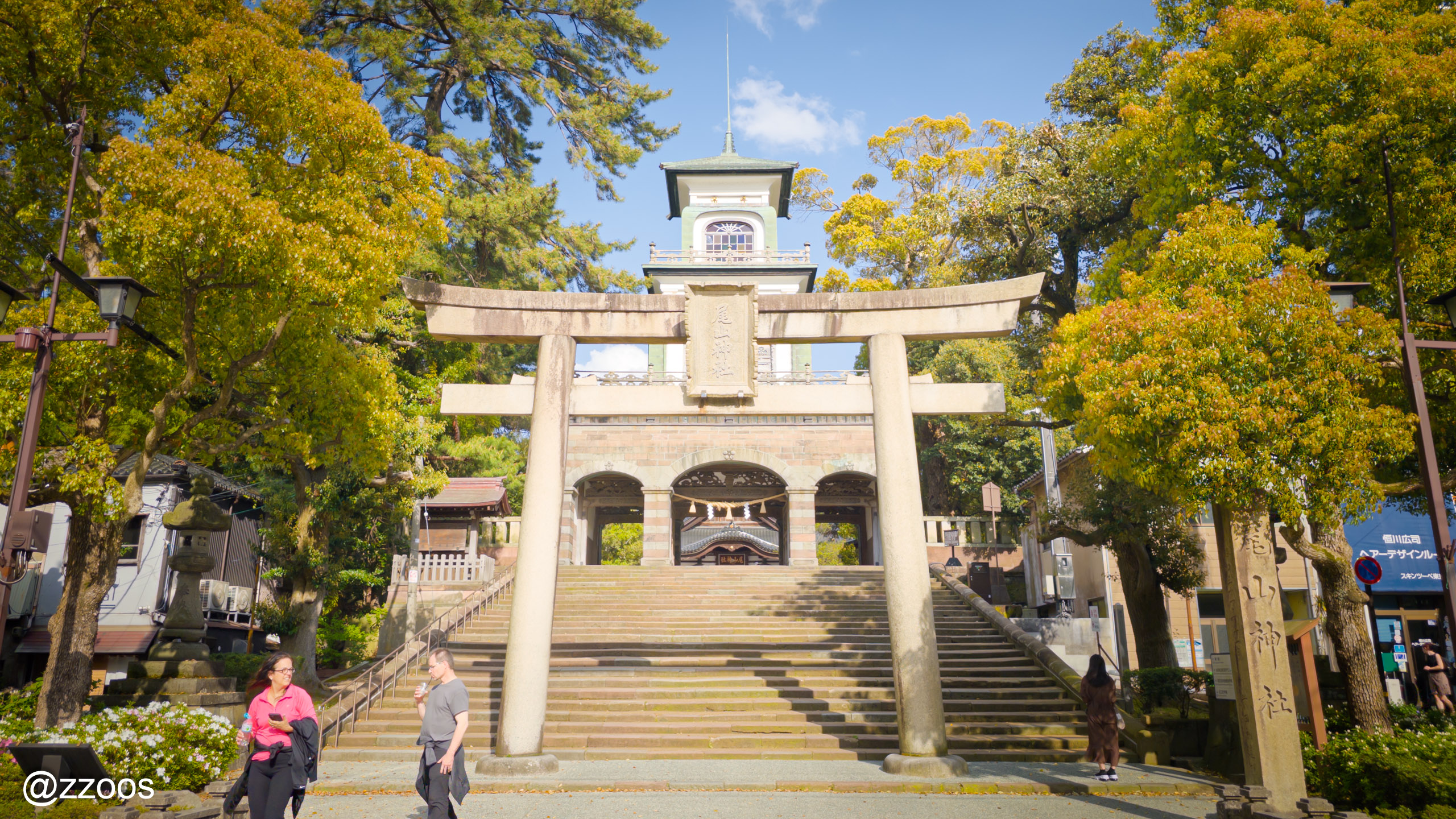 尾山神社の神門前の鳥居