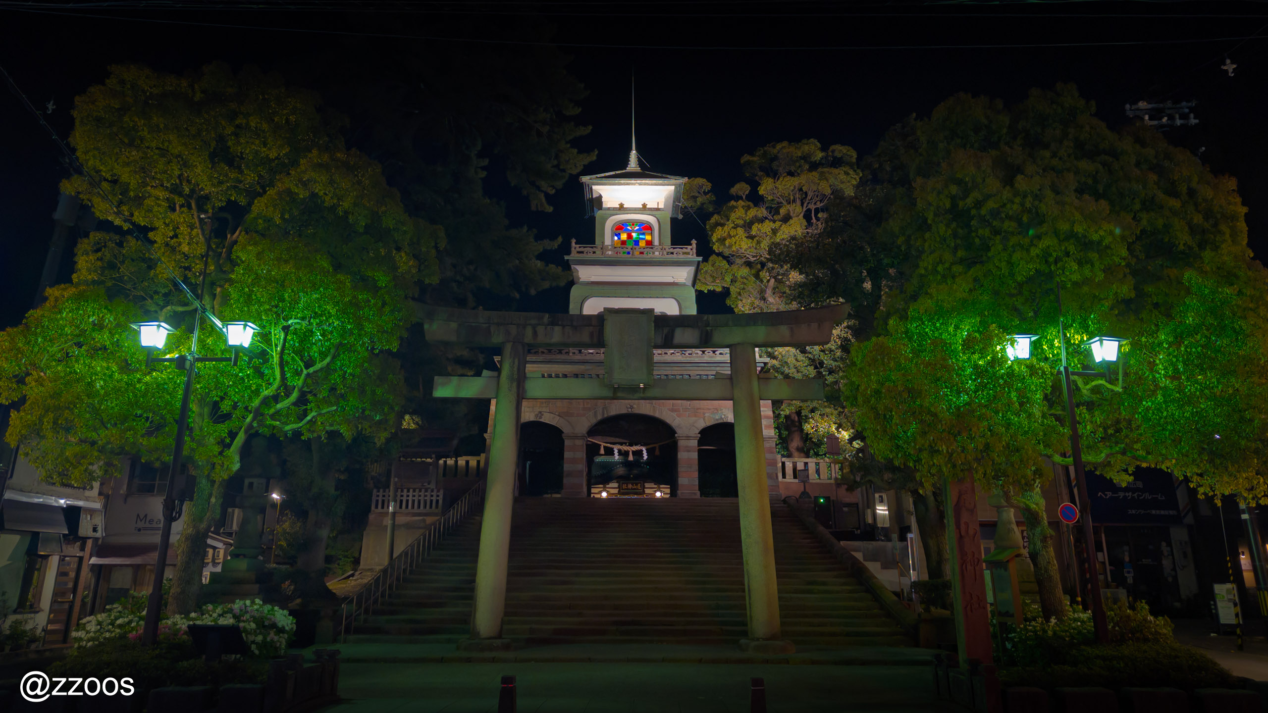 尾山神社の神門の夜景