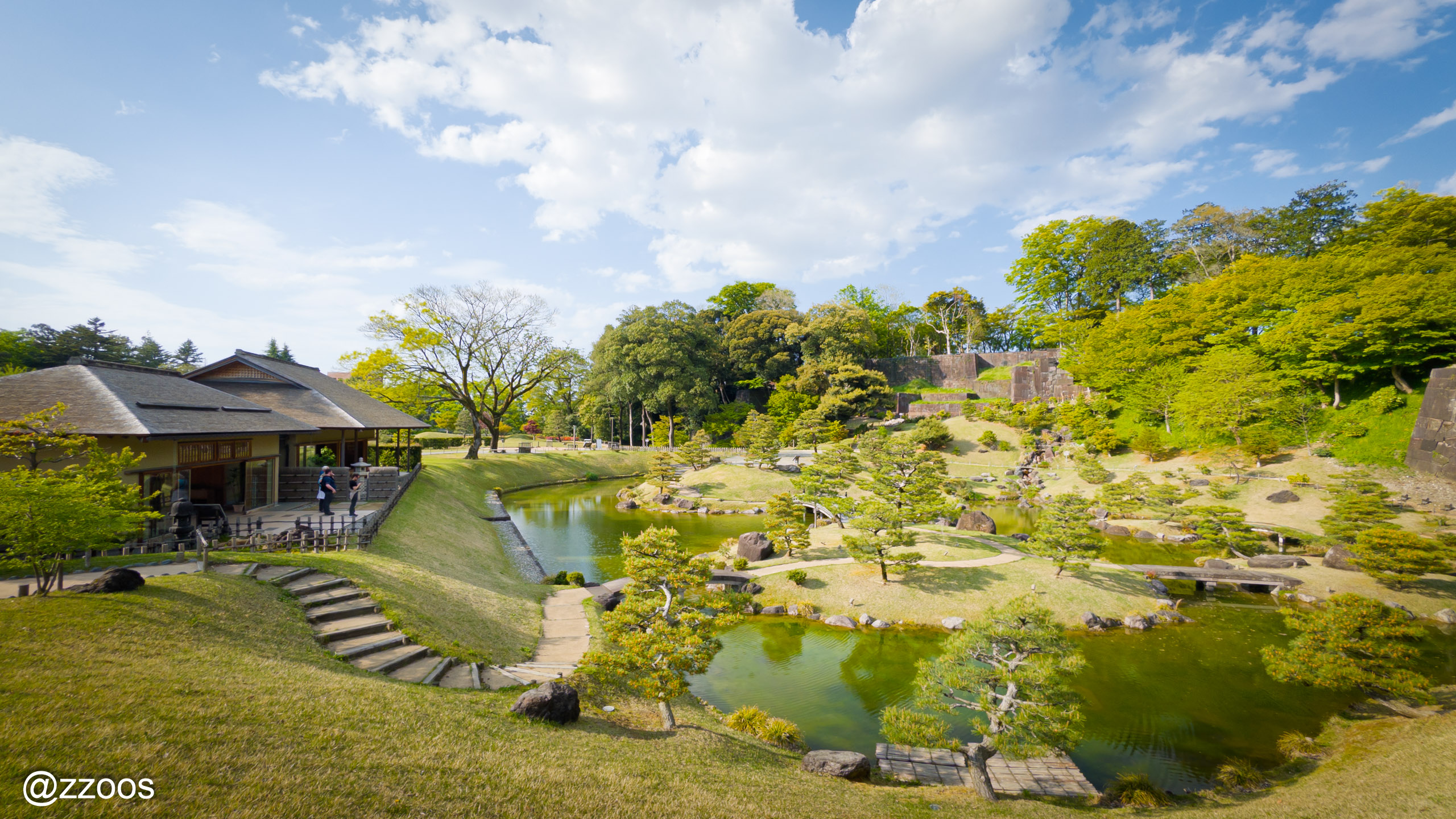 金沢城の玉泉院丸庭園、池と石が調和した典型的な日本庭園