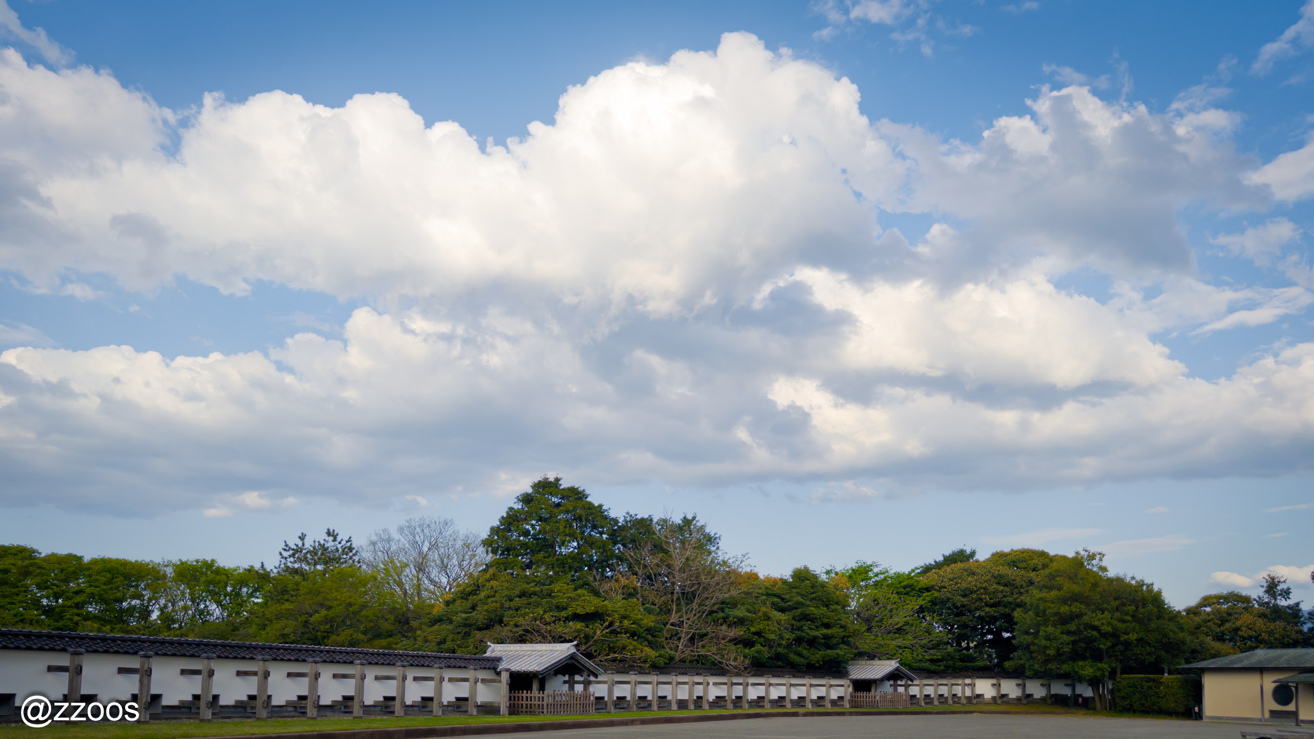金沢城の上にひろがる印象的な雲と空