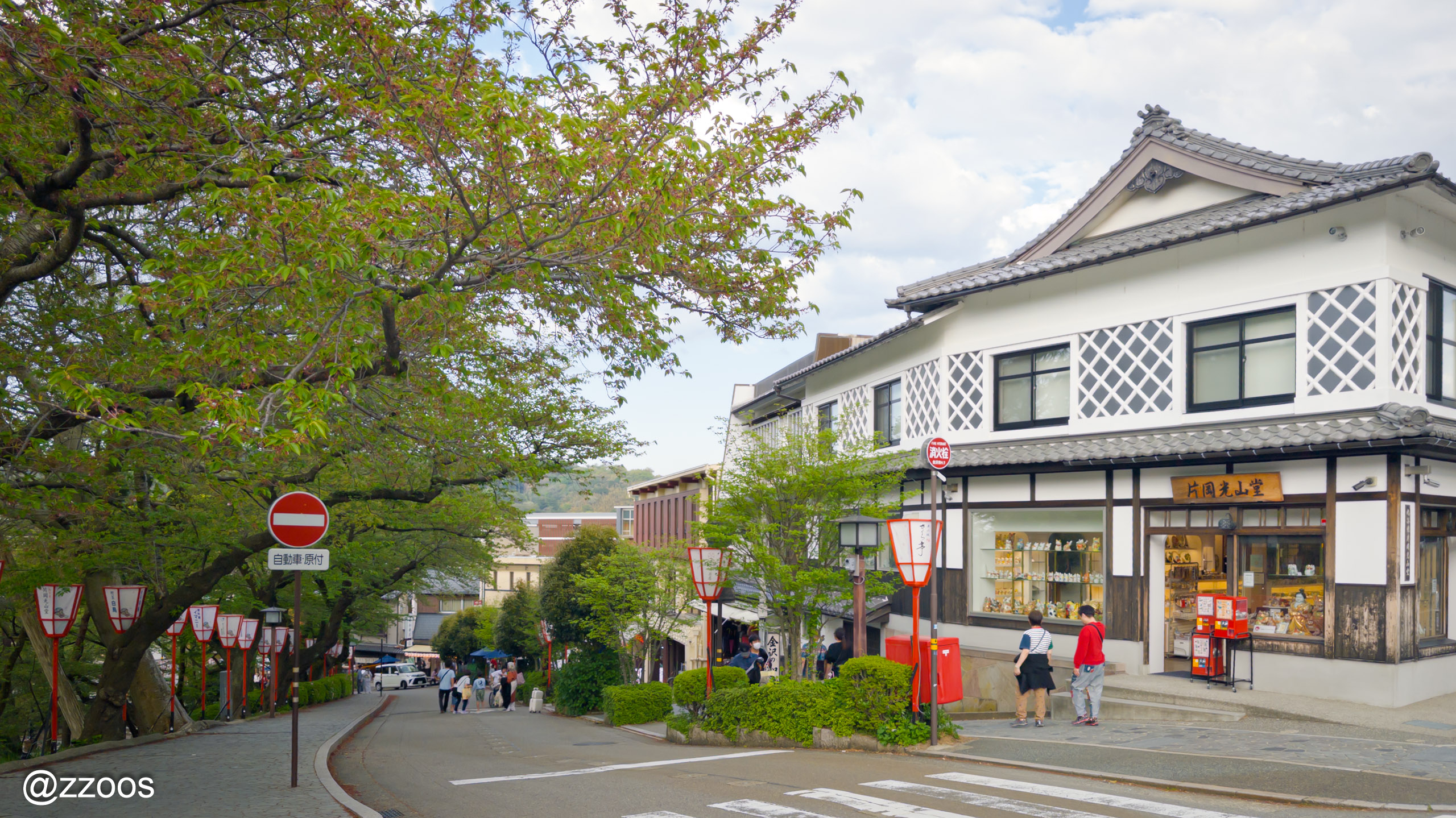 Tourist shopping street in front of Kenrokuen Garden
