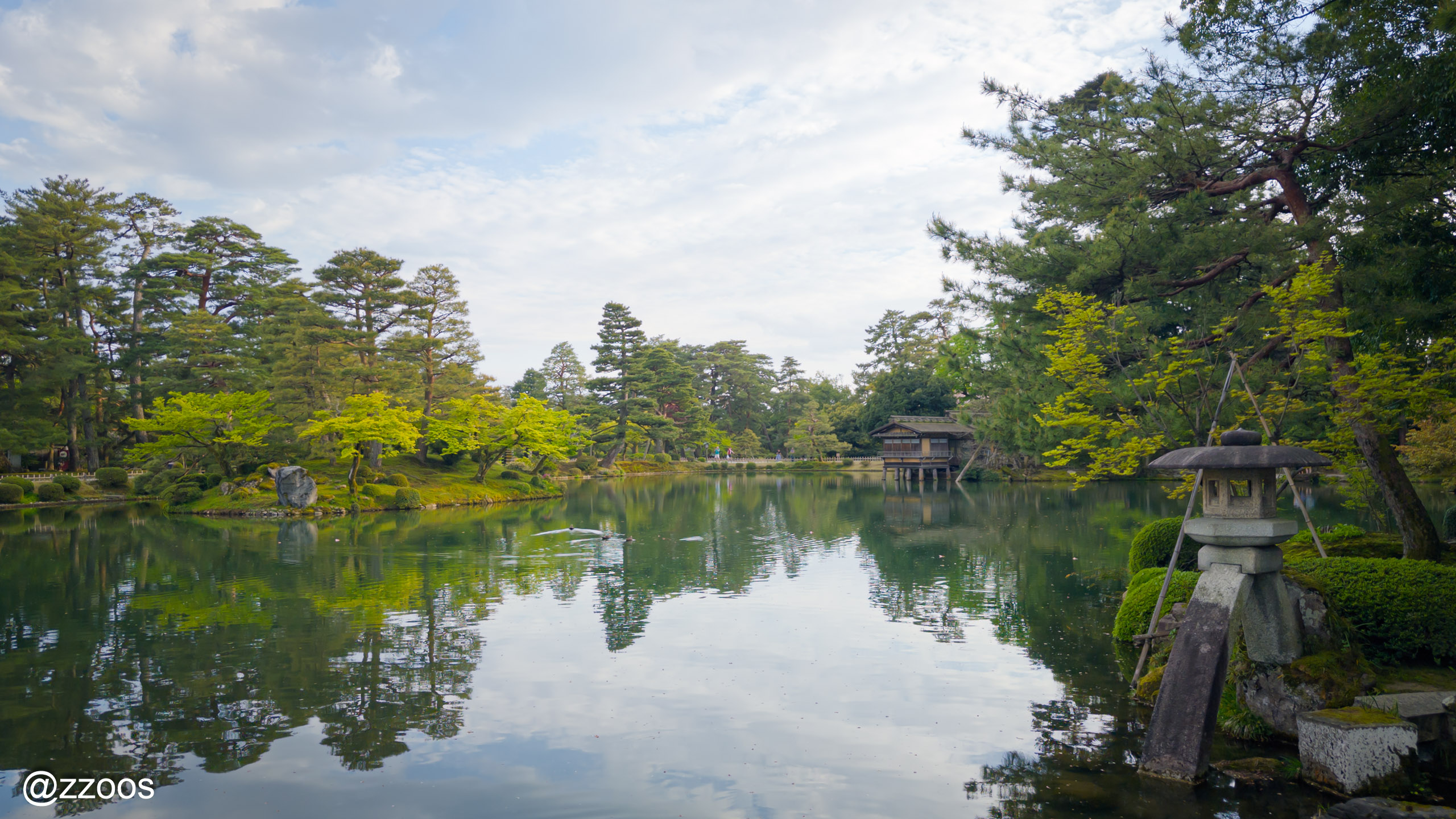 Kasumigaike Pond and Kotojitoro Lantern at Kenrokuen Garden