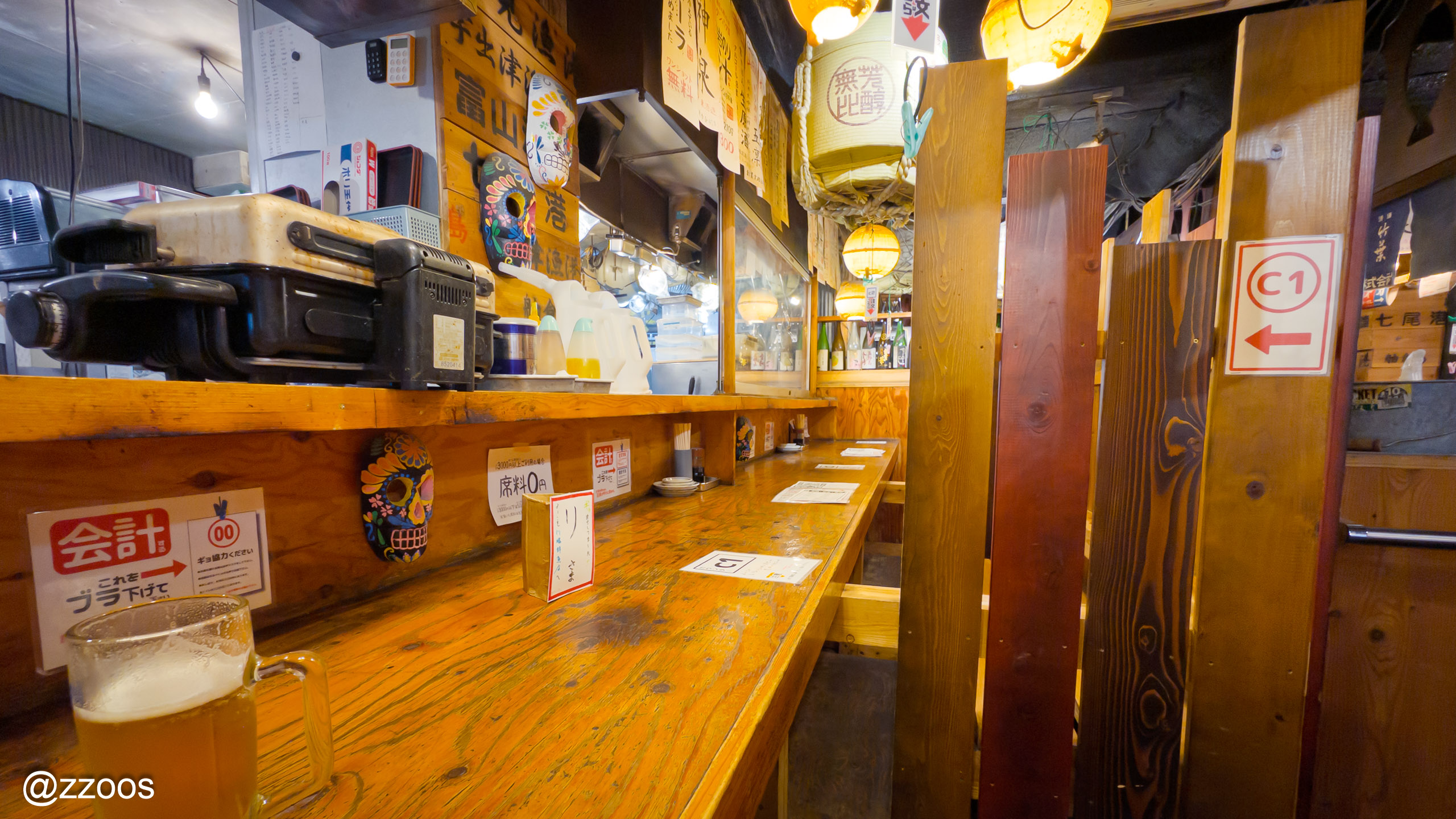 川端鮮魚店のカウンター席と天井からぶら下がるクリップ