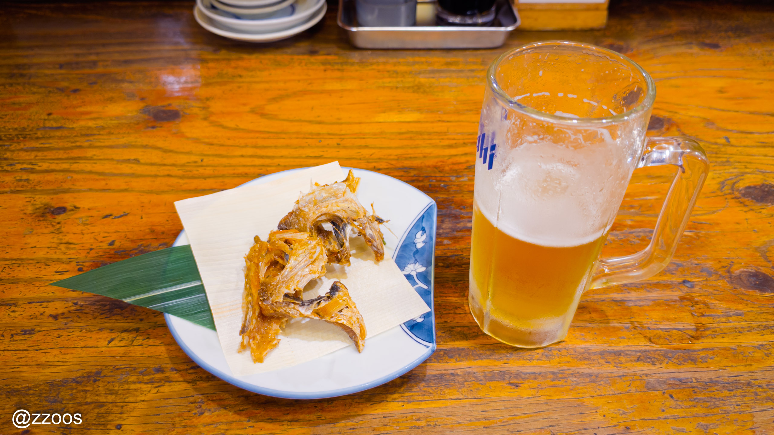 川端鮮魚店の生ビールとサービスのノドグロの頭の唐揚げ