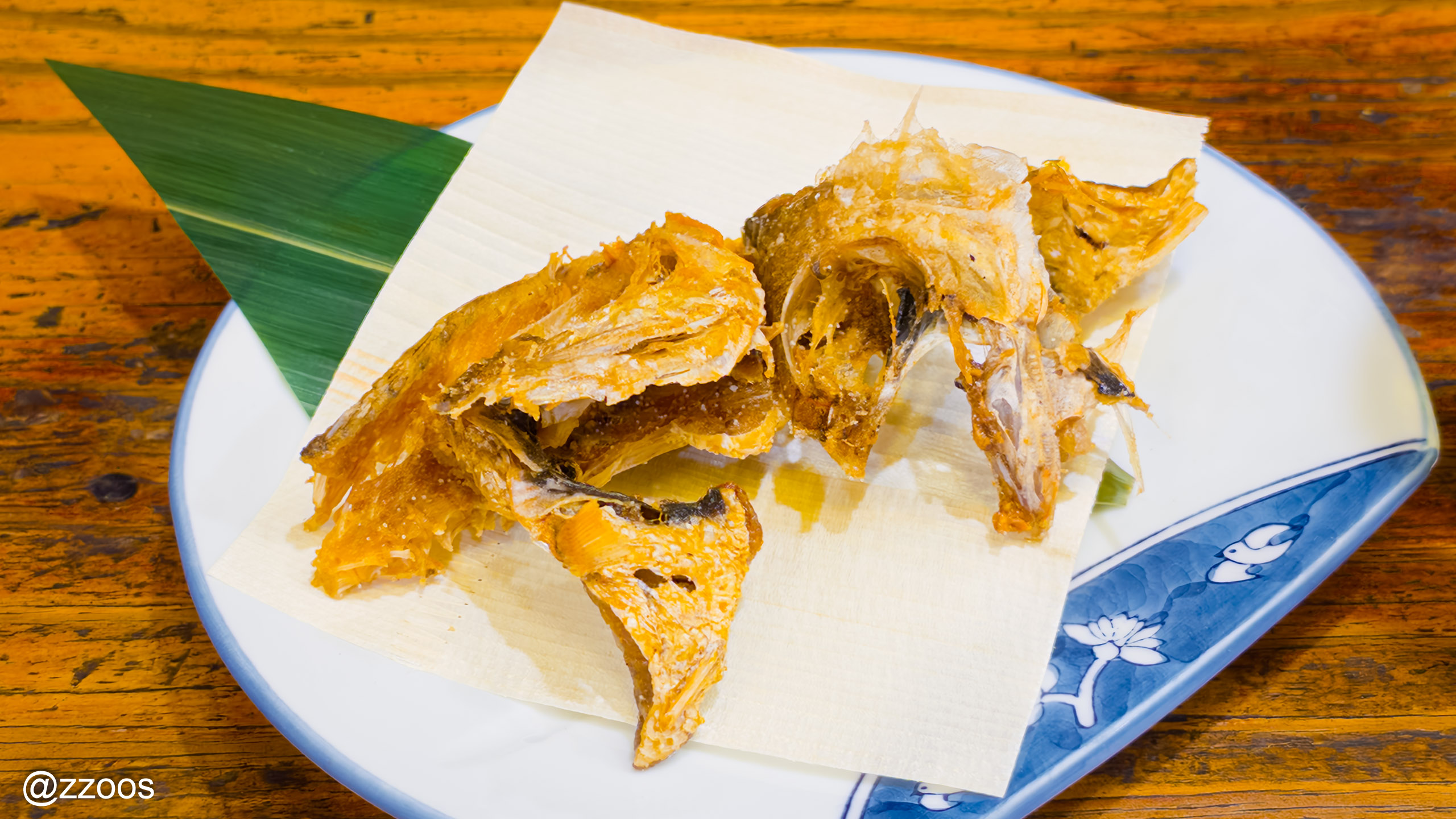川端鮮魚店のノドグロの頭の唐揚げのクローズアップ