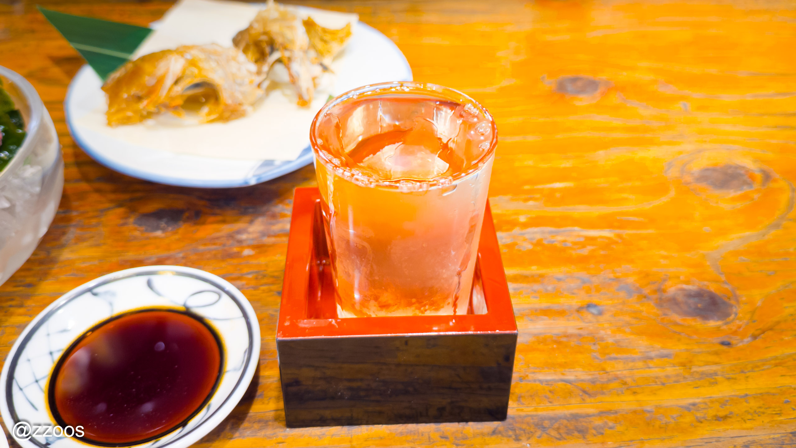 川端鮮魚店でますに注がれた日本酒一杯