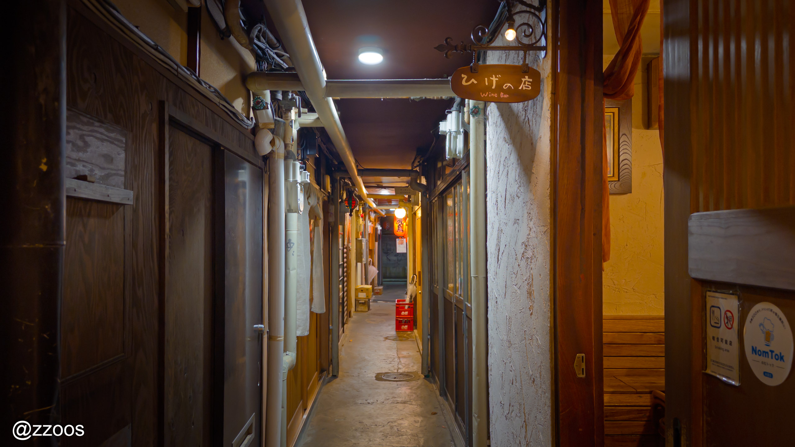 やきよこ路地内部の狭い通路と両側に並ぶお店
