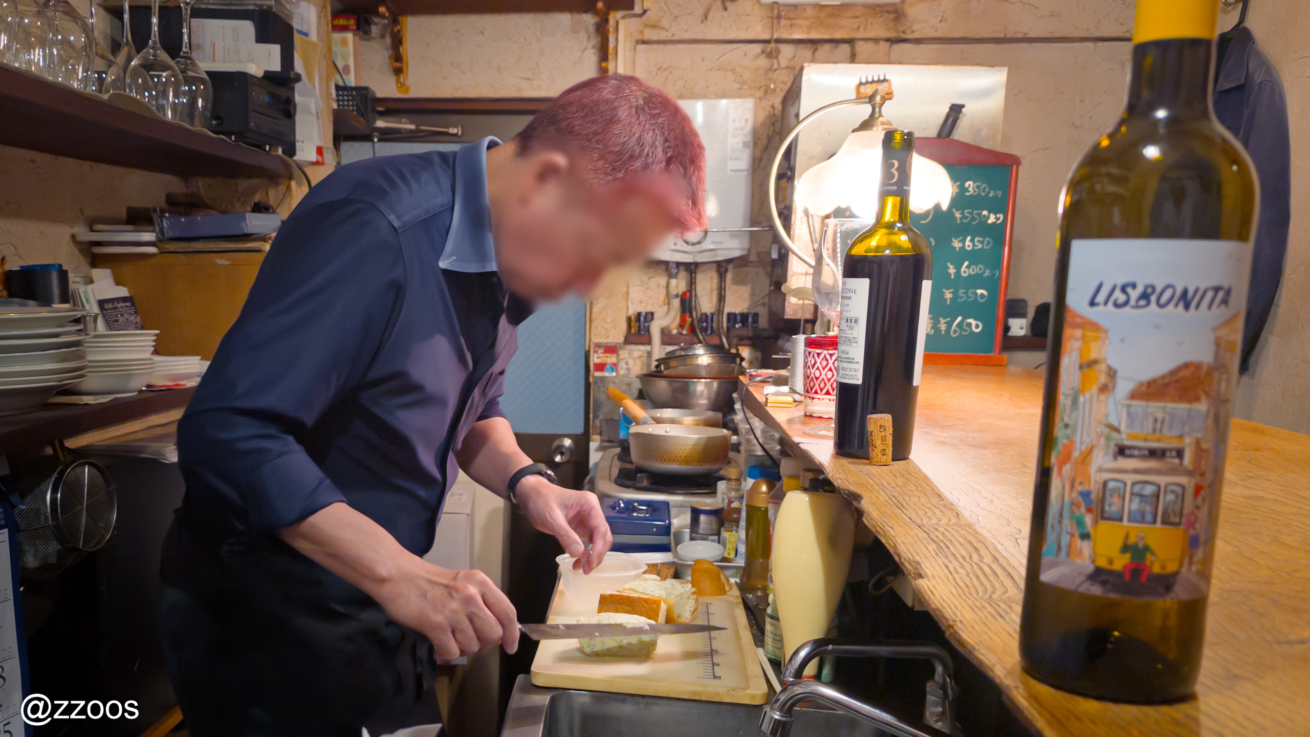 ひげの店のバーカウンターと一人でお店を切り盛りするひげさん