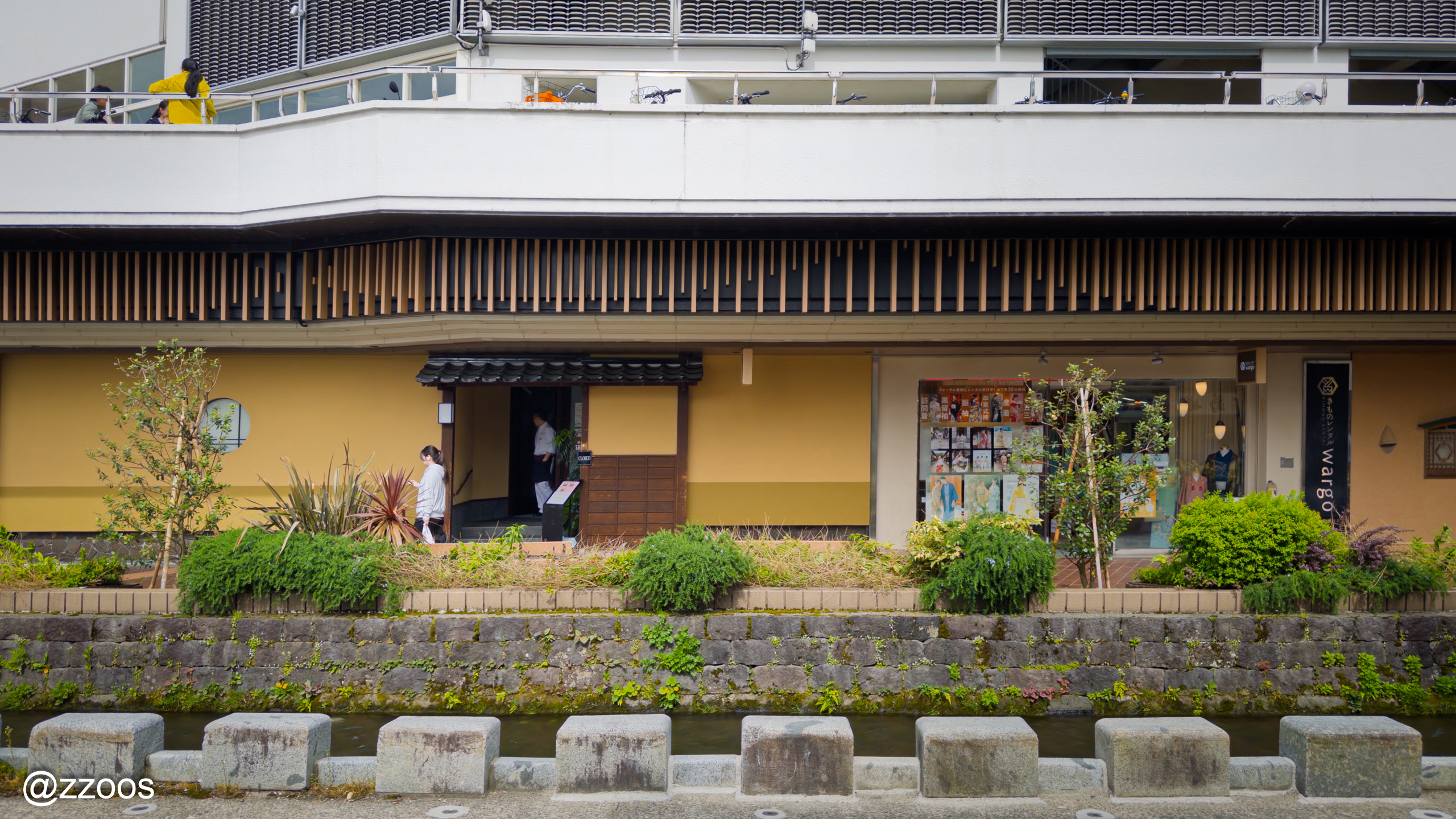 金沢・香林坊東急スクエア1階、用水沿いに並ぶ店