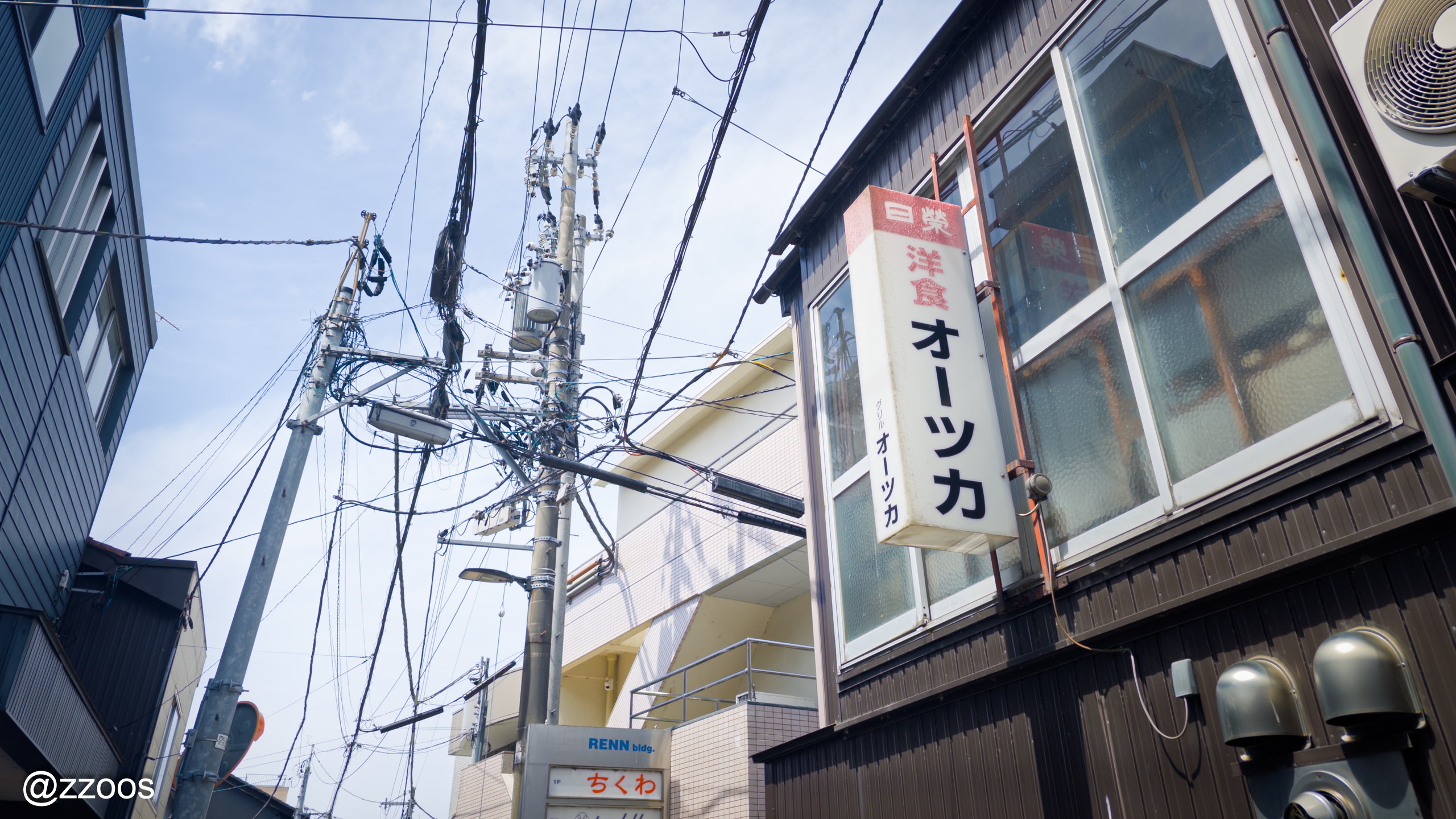 金沢・片町の裏路地にあるグリルオーツカの看板と電線