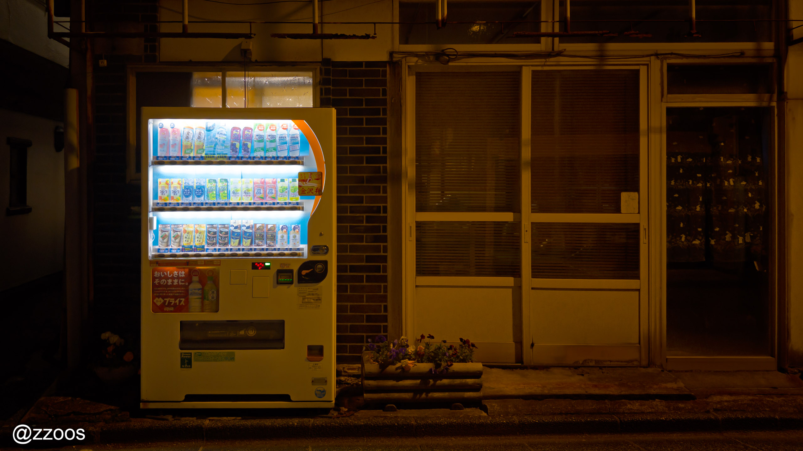 金沢・木倉町の夜の街の自動販売機