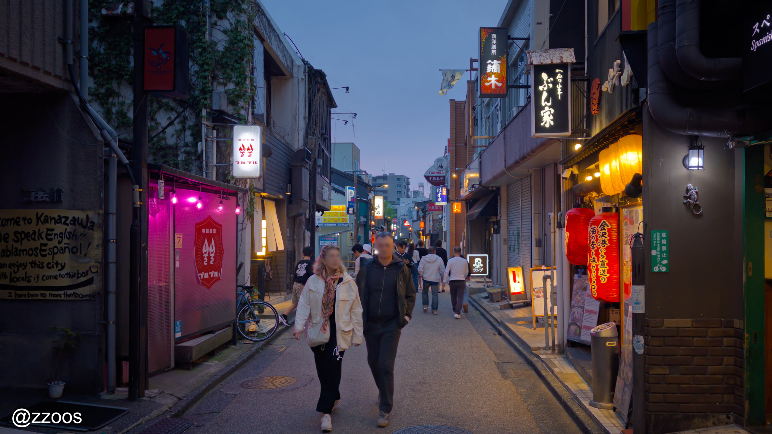 金沢・木倉町、夕暮れ時の人でにぎわう路地
