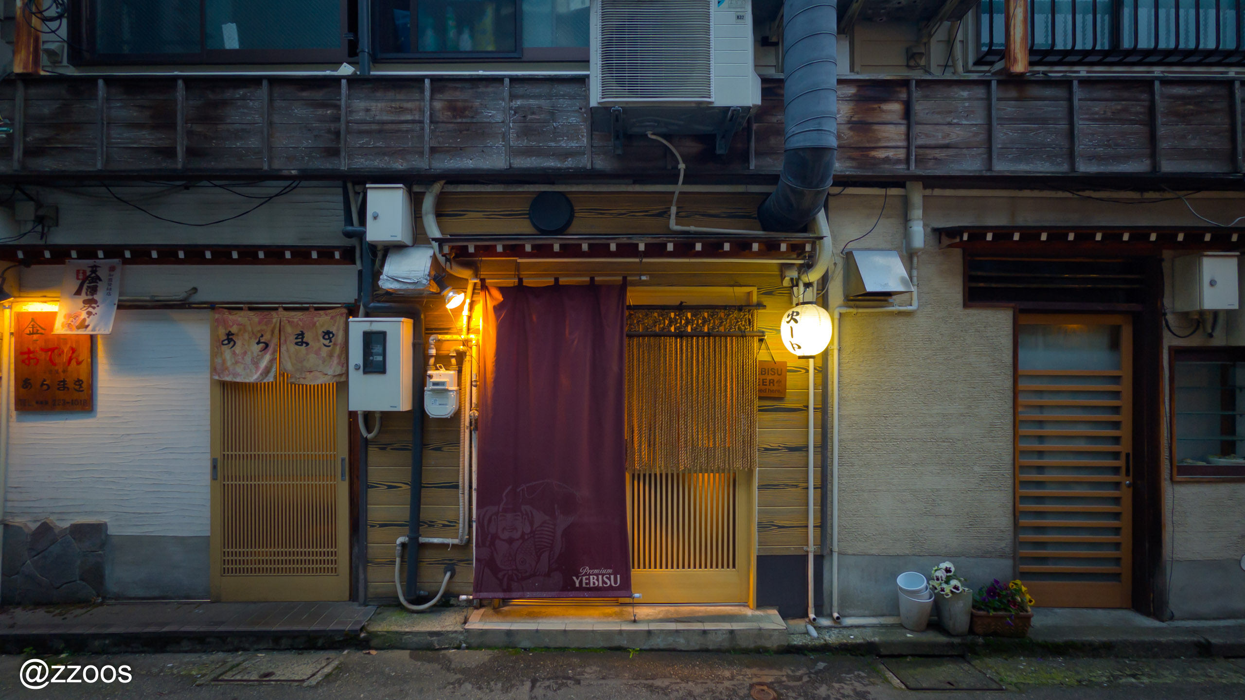 金沢・新天地、小さな店が並ぶ路地の風景