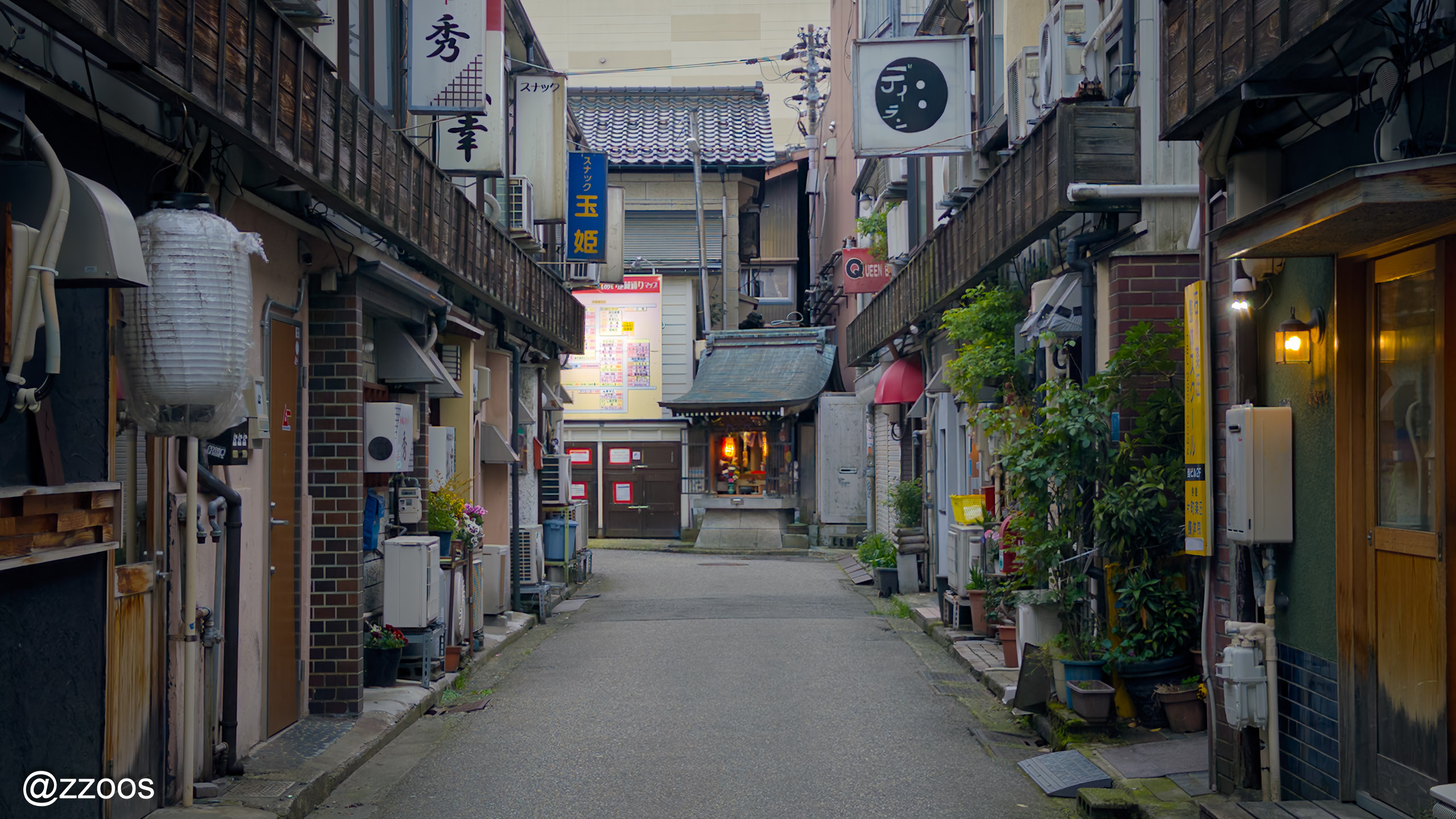金沢・新天地の一角にある小さな祠