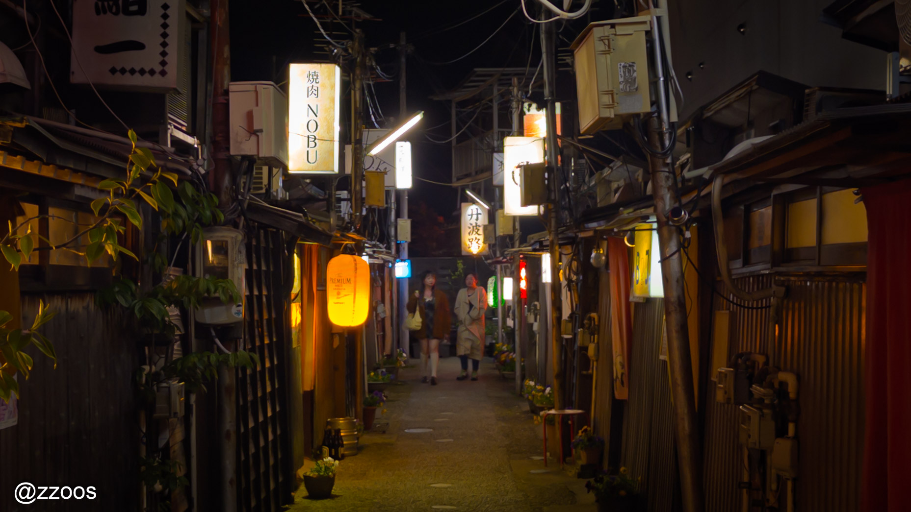 金沢・金沢中央味食街、小さな店が密集する夜の路地
