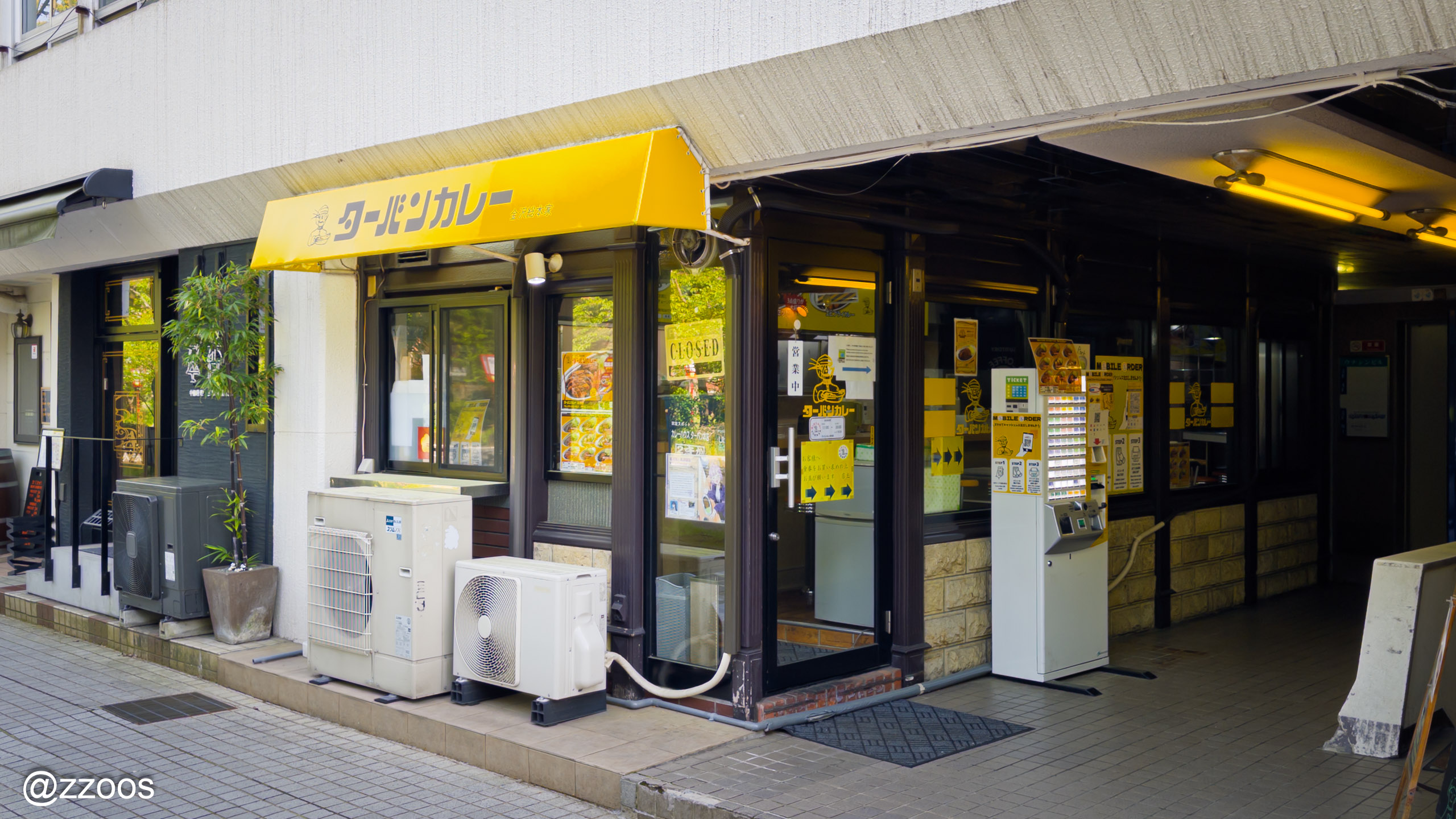 21世紀美術館へ向かう大通り沿いのターバンカレー総本店外観