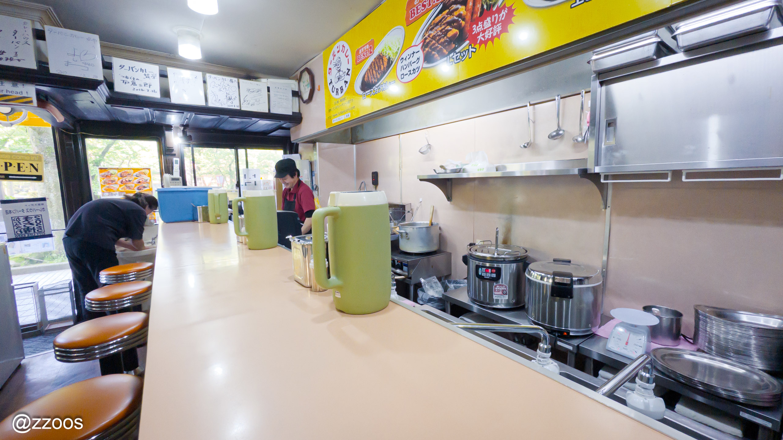 ターバンカレー店内、客のいない静かな様子