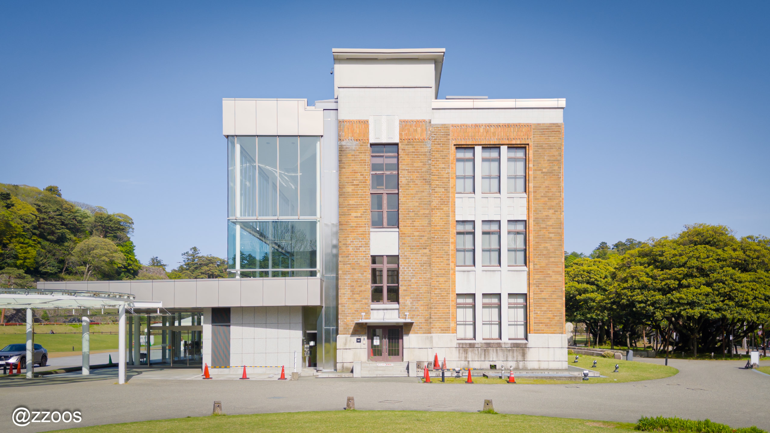 Old and modern buildings connected at Shiinoki Cultural Complex