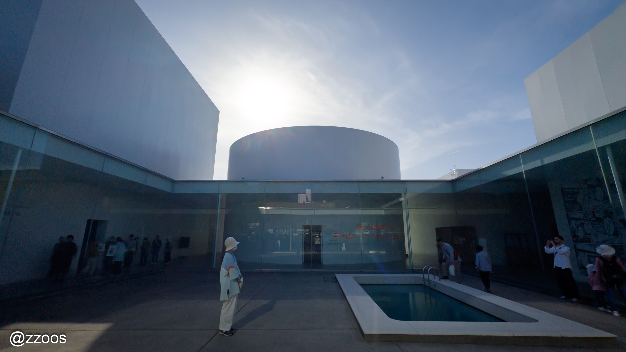 金沢21世紀美術館の代表作The Swimming Poolの外観