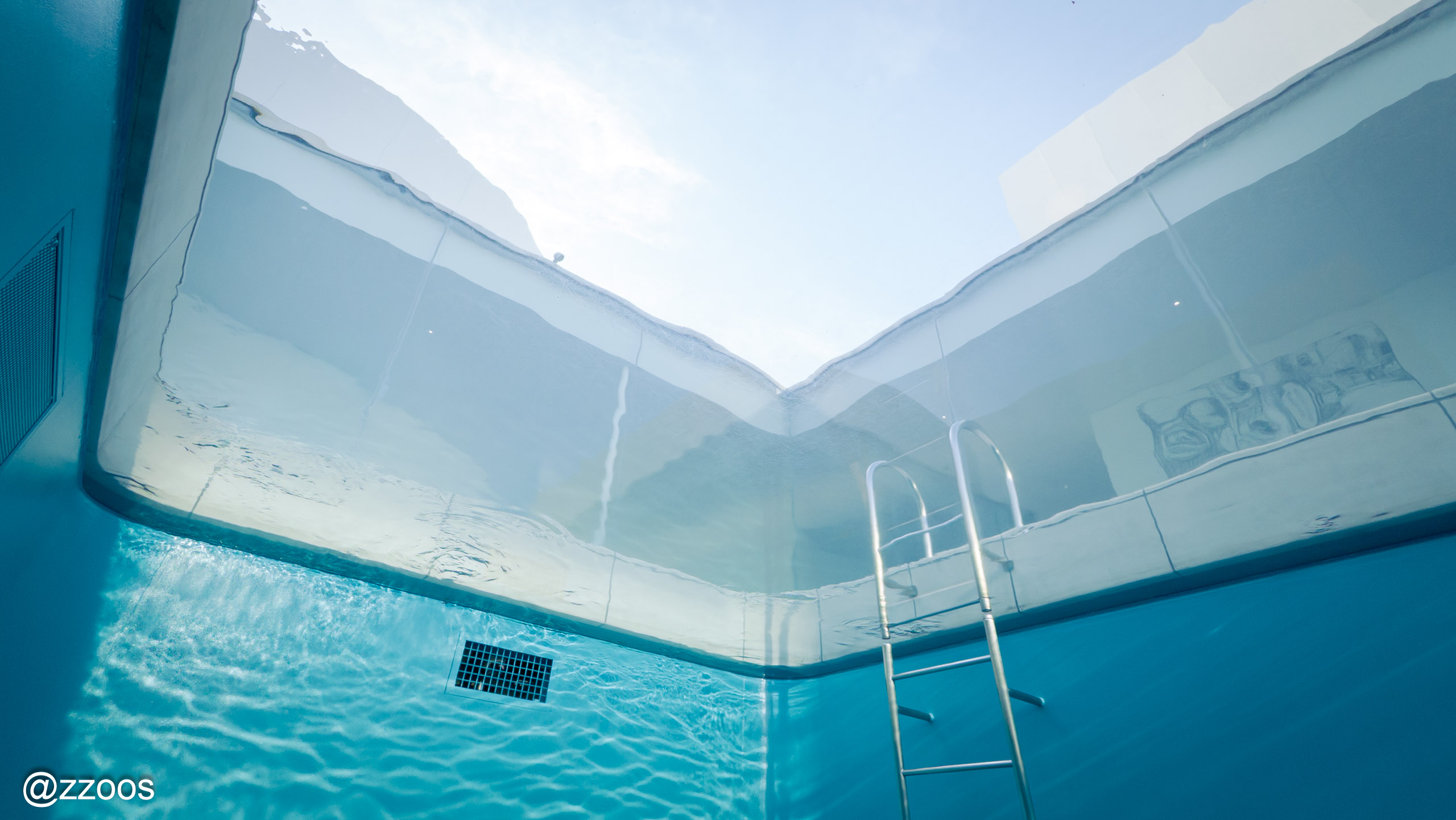 The Swimming Pool内部から水面を見上げた場面