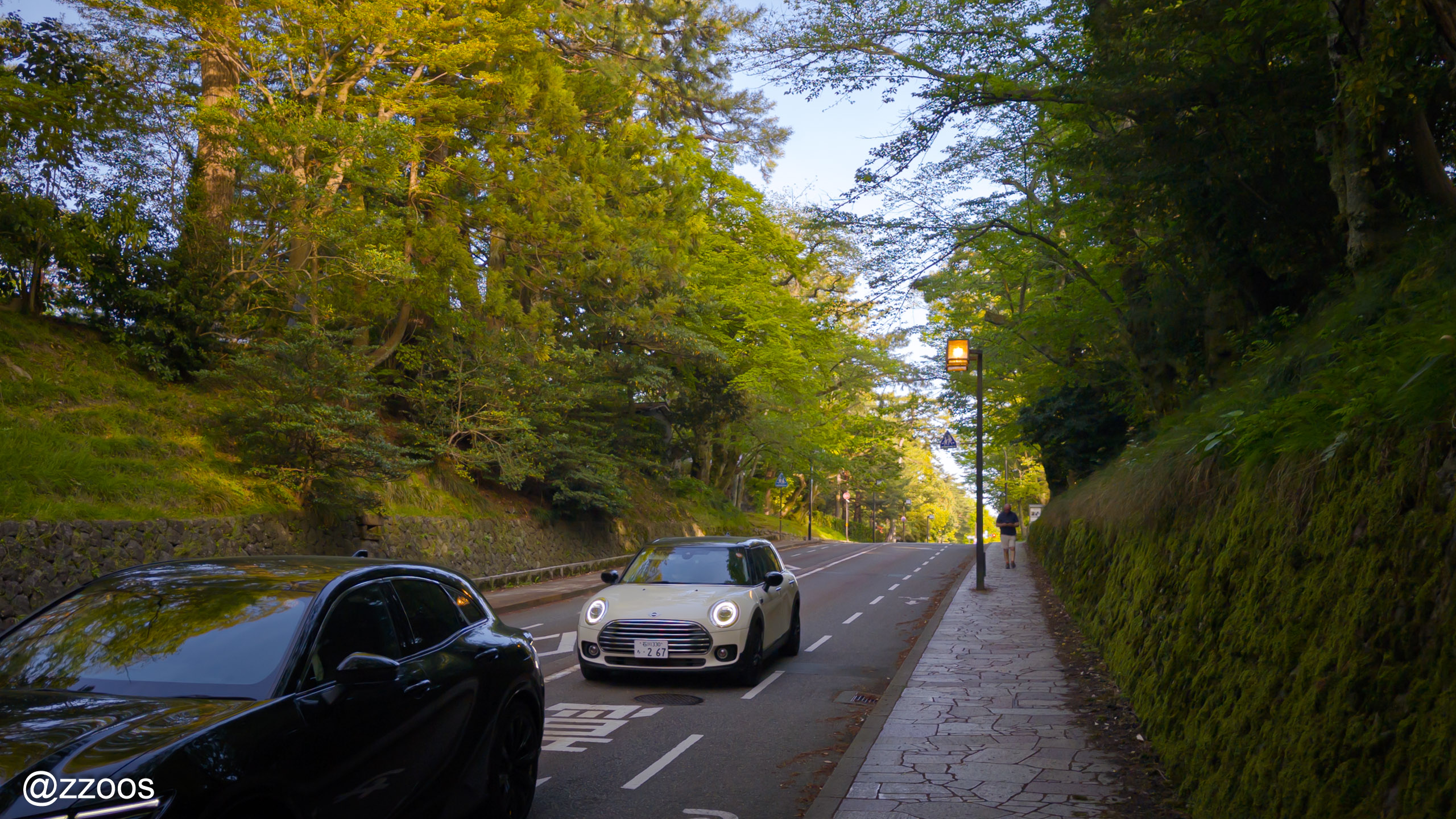 Climbing the slope of Hyakumangoku-dori, with Kenrokuen beyond the hill to the left