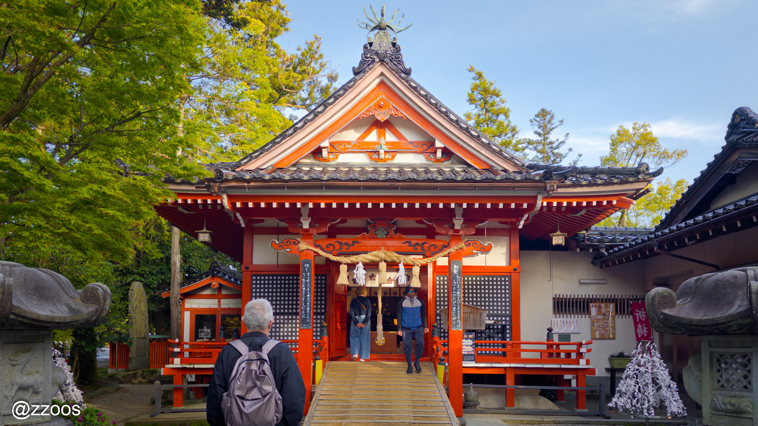 The haiden of Kanazawa Shrine with its striking vermilion pillars