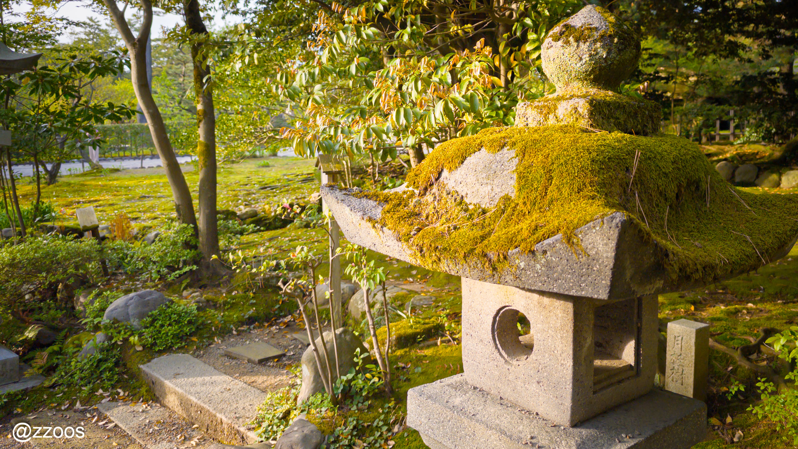 A moss-covered stone lantern on the way out of Kanazawa Shrine