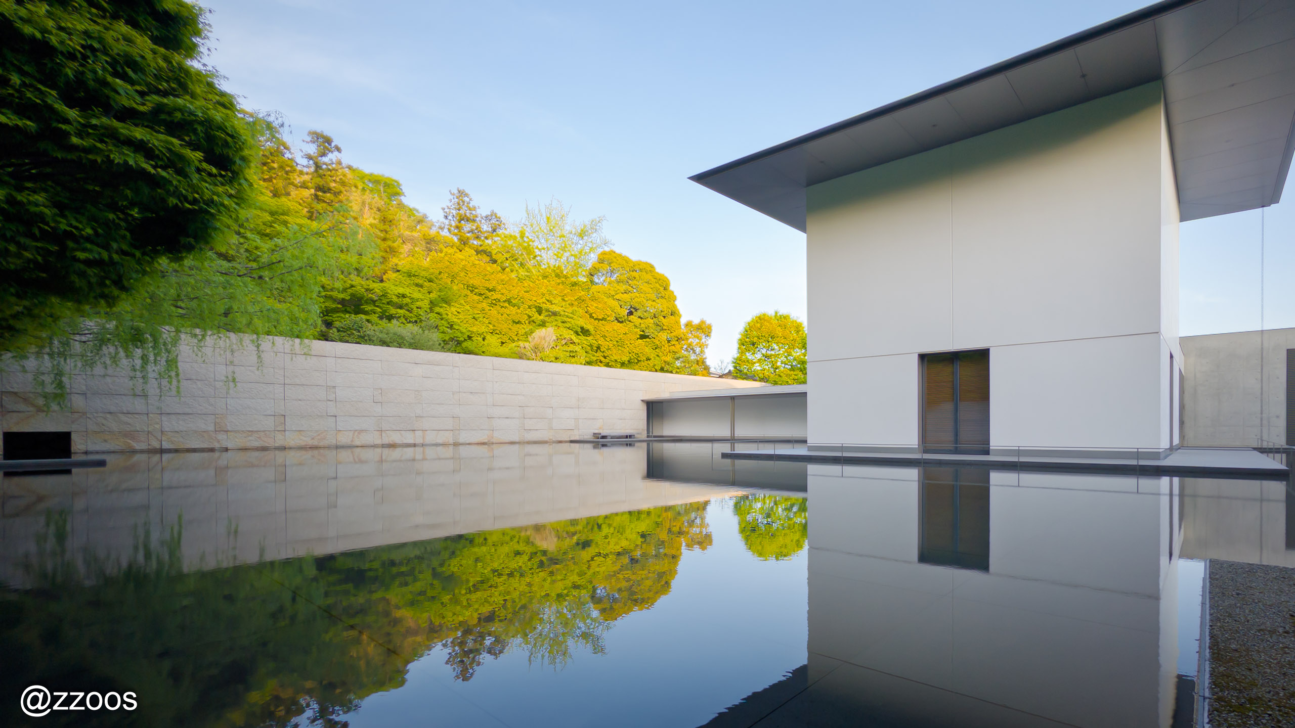 鈴木大拙館の水の庭と周囲の風景