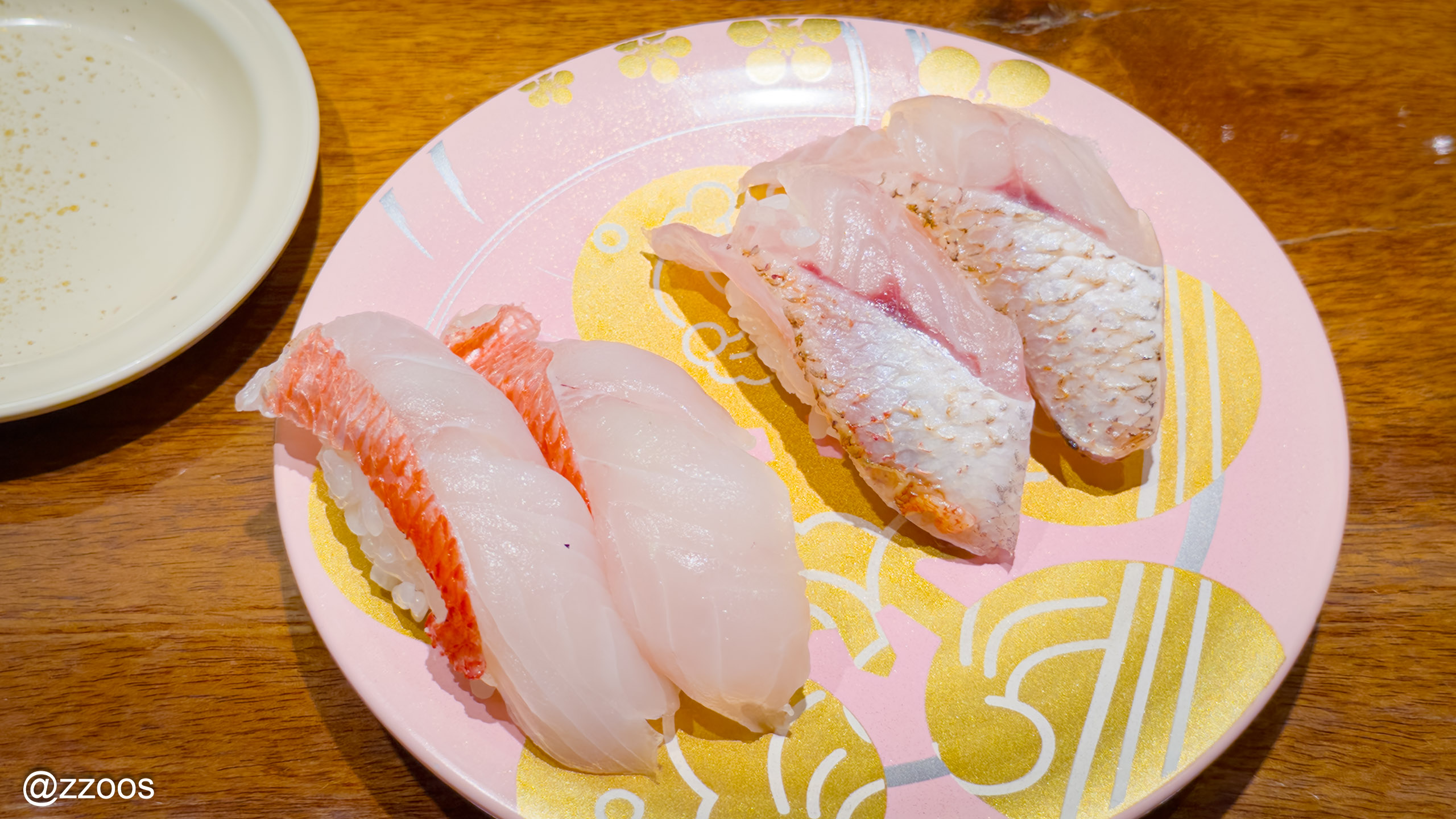 A plate of kinmedai and nodoguro sushi