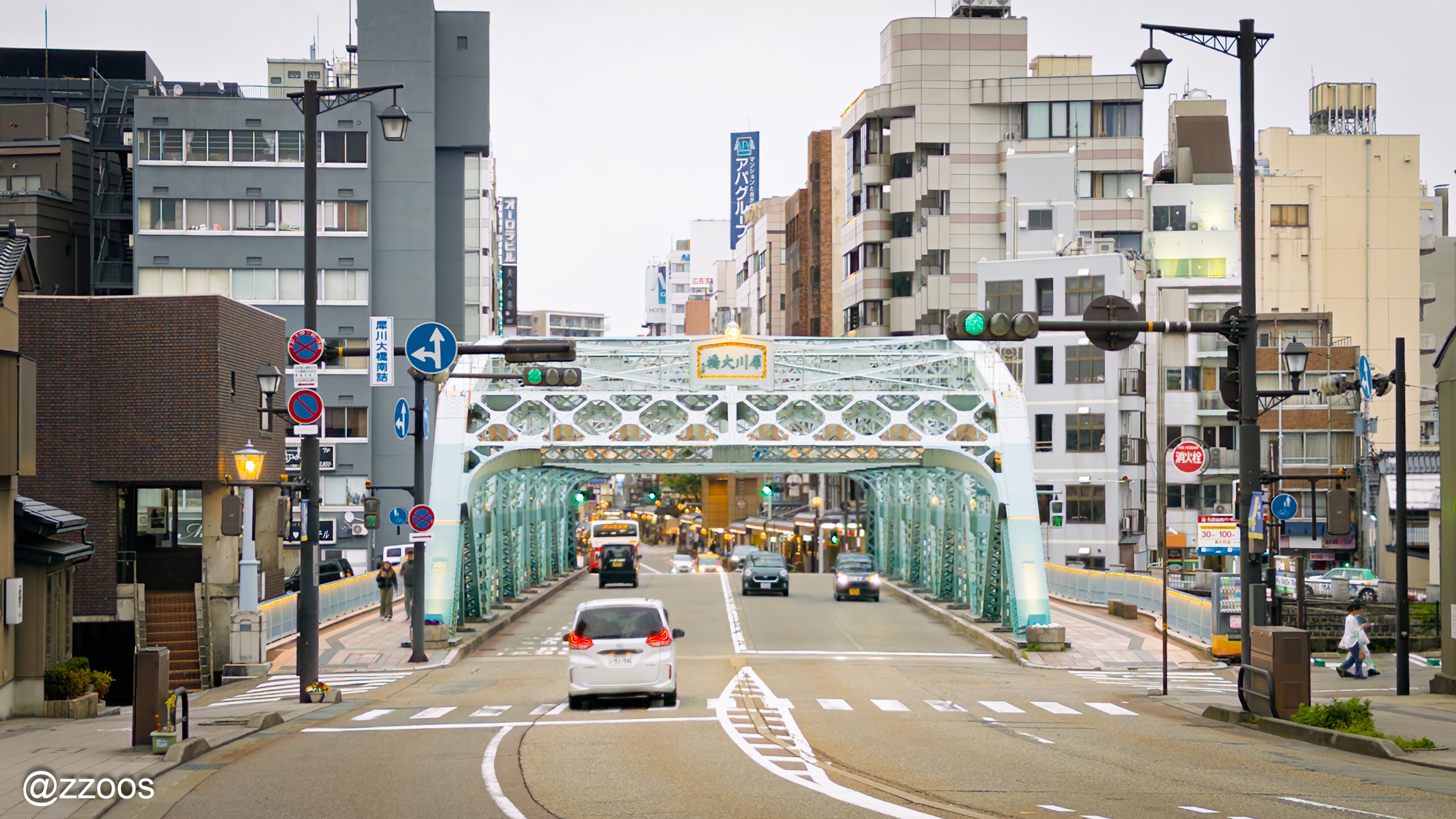 金沢、犀川大橋のミント色の鉄橋の全景