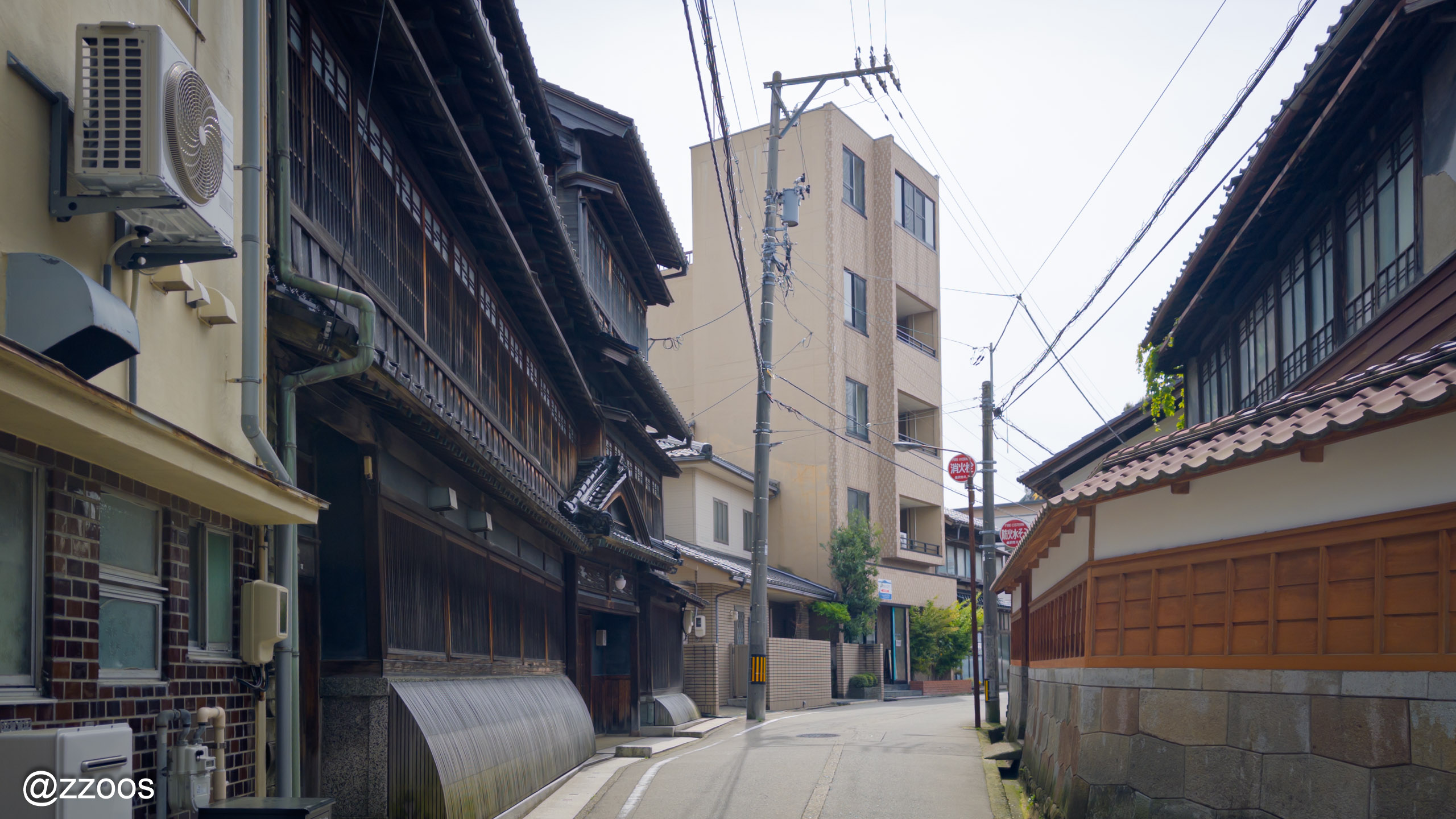 金沢、寺町のお寺の路地