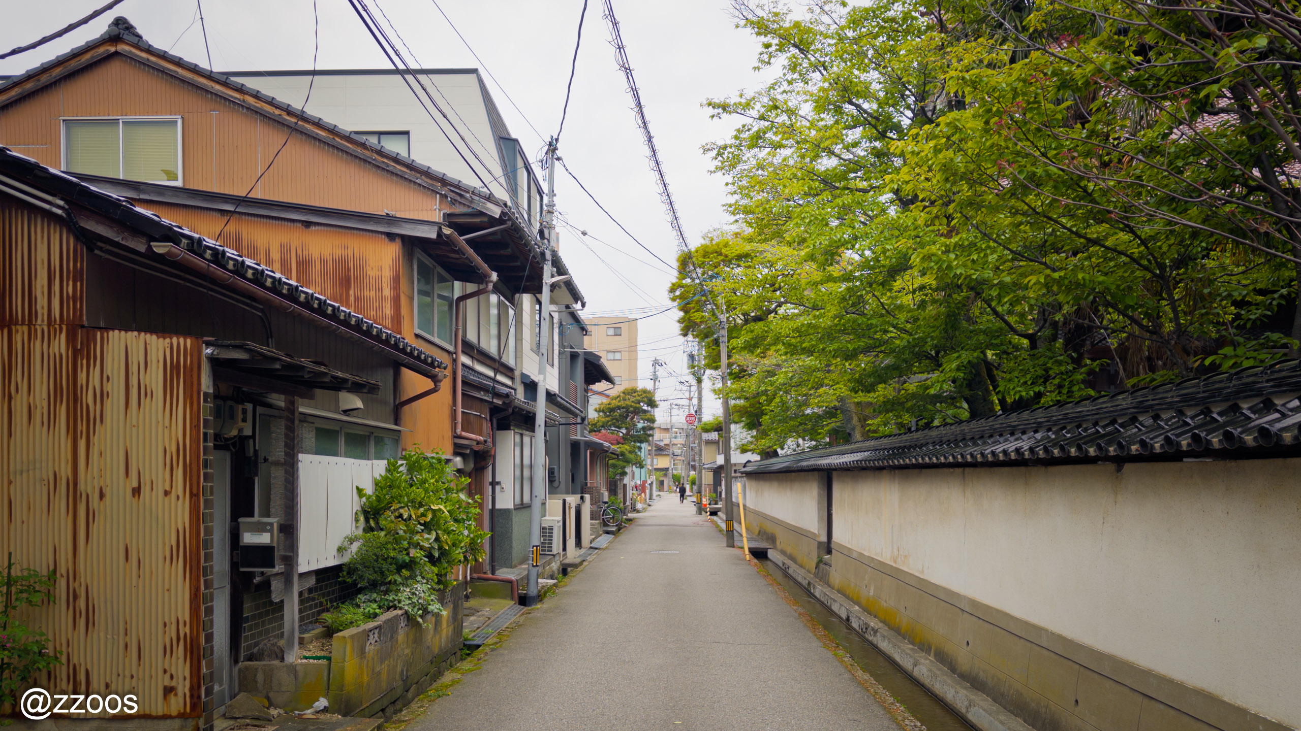 お寺、瑞泉寺の周りのひっそりとした路地