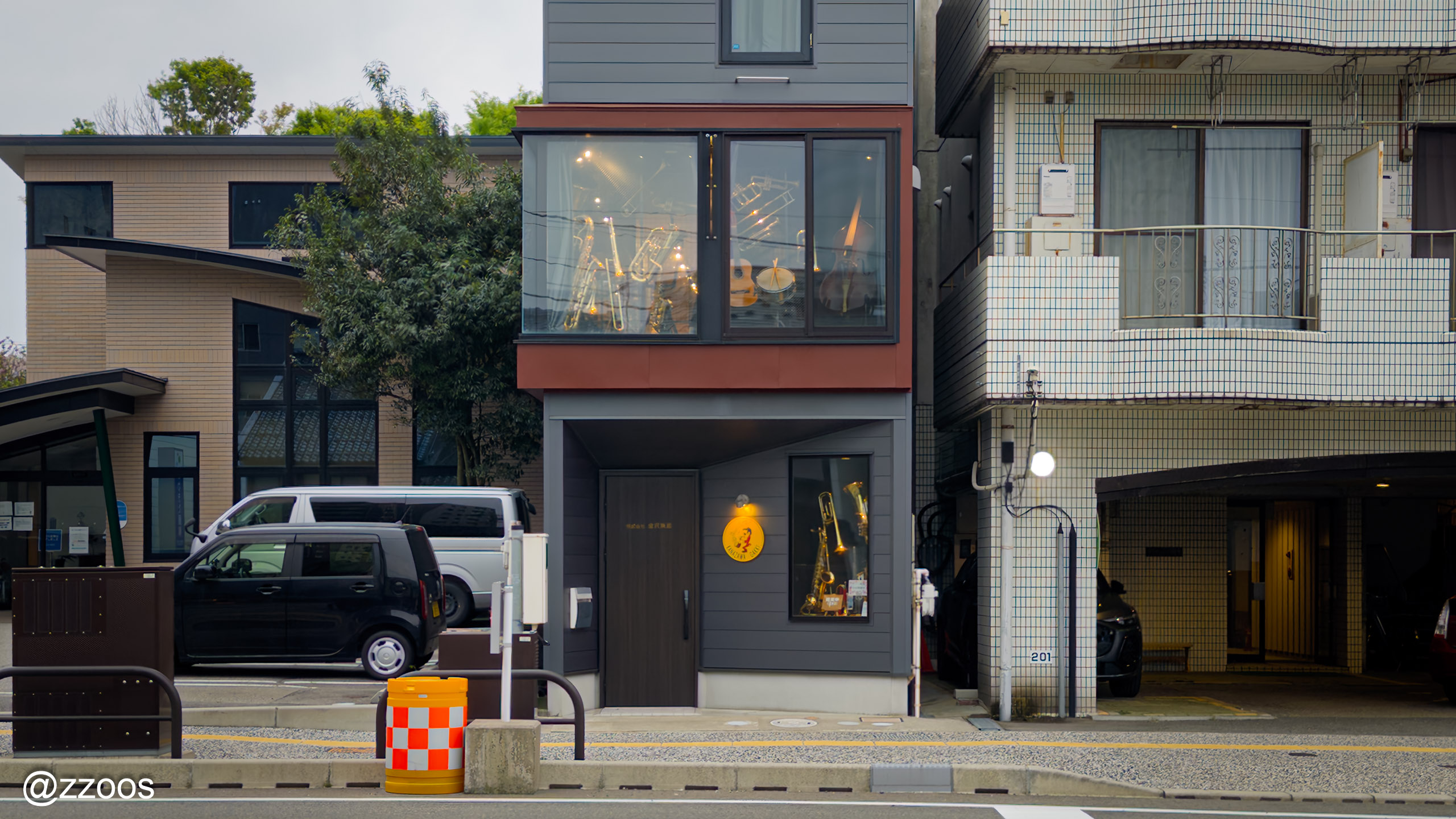 大通り沿いの細い建物の楽器店