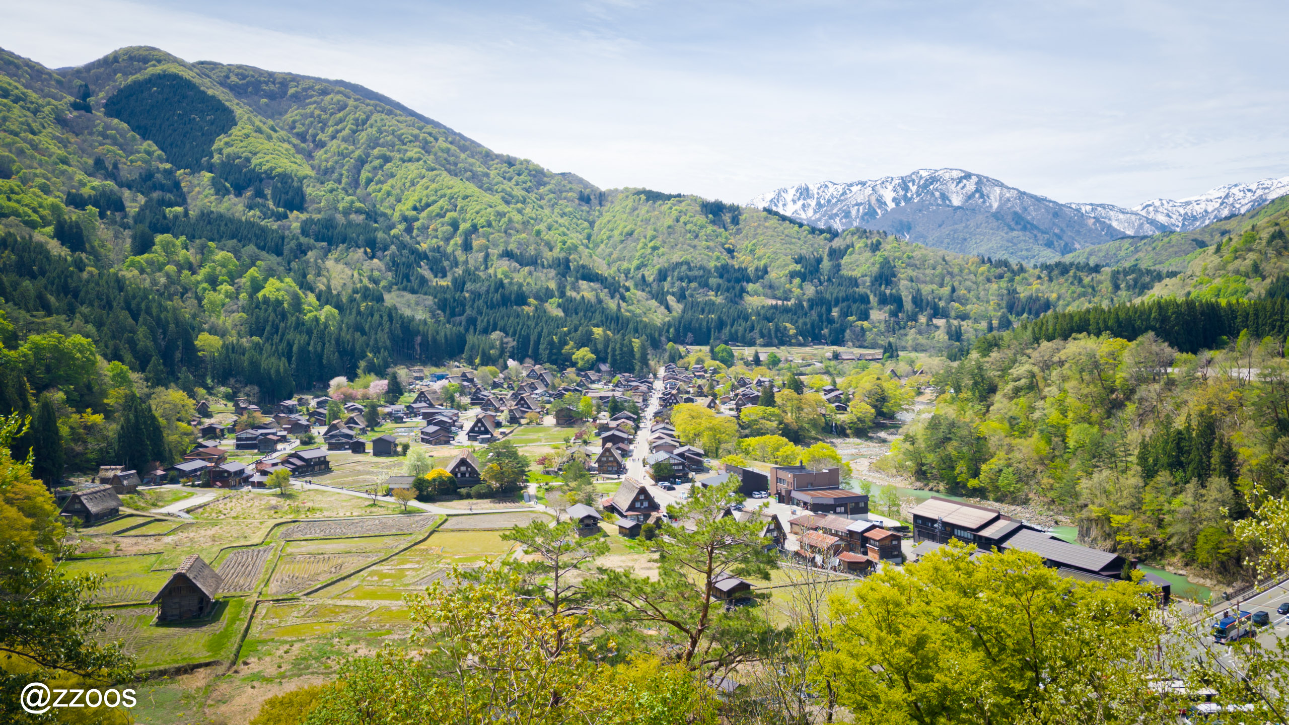 The whole village of Shirakawa-go seen from the observatory