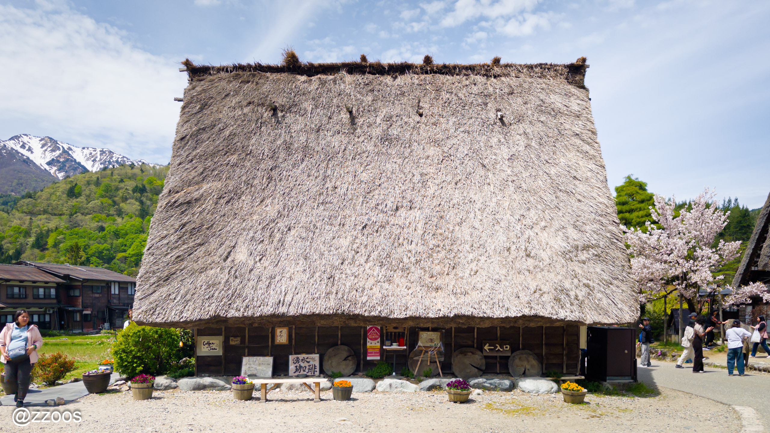 A gassho-zukuri house of overwhelming size