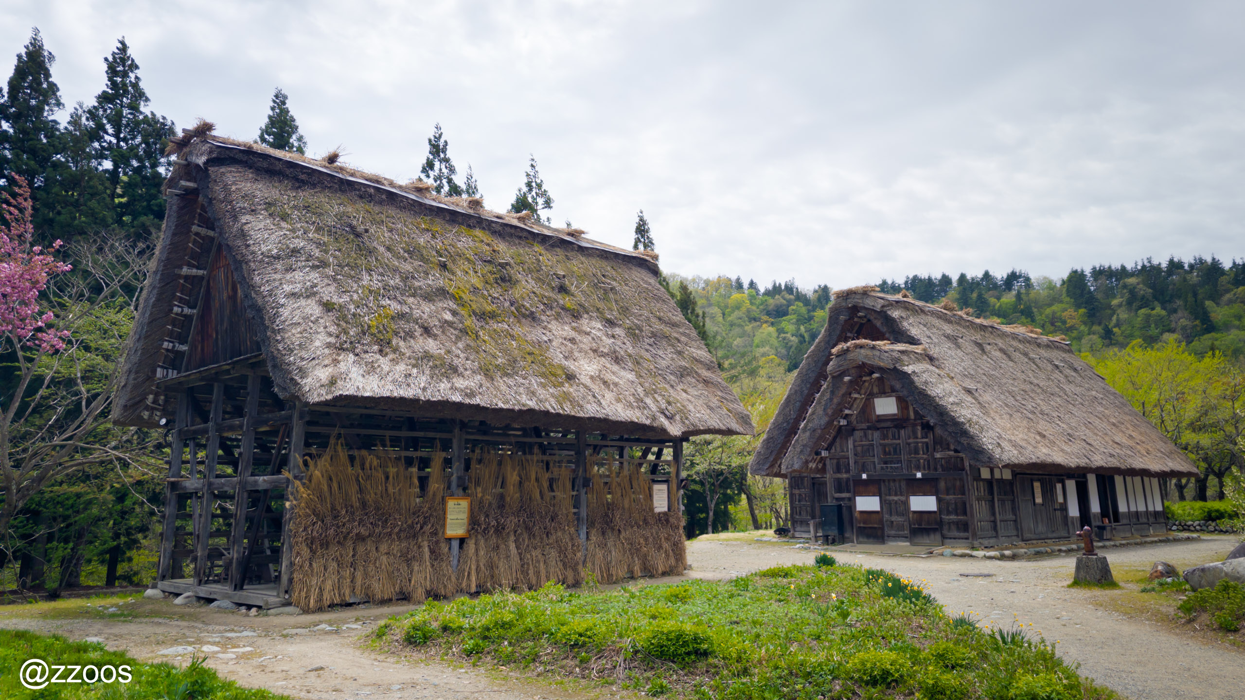 Straw-drying storehouse and restroom building at the Minka-en