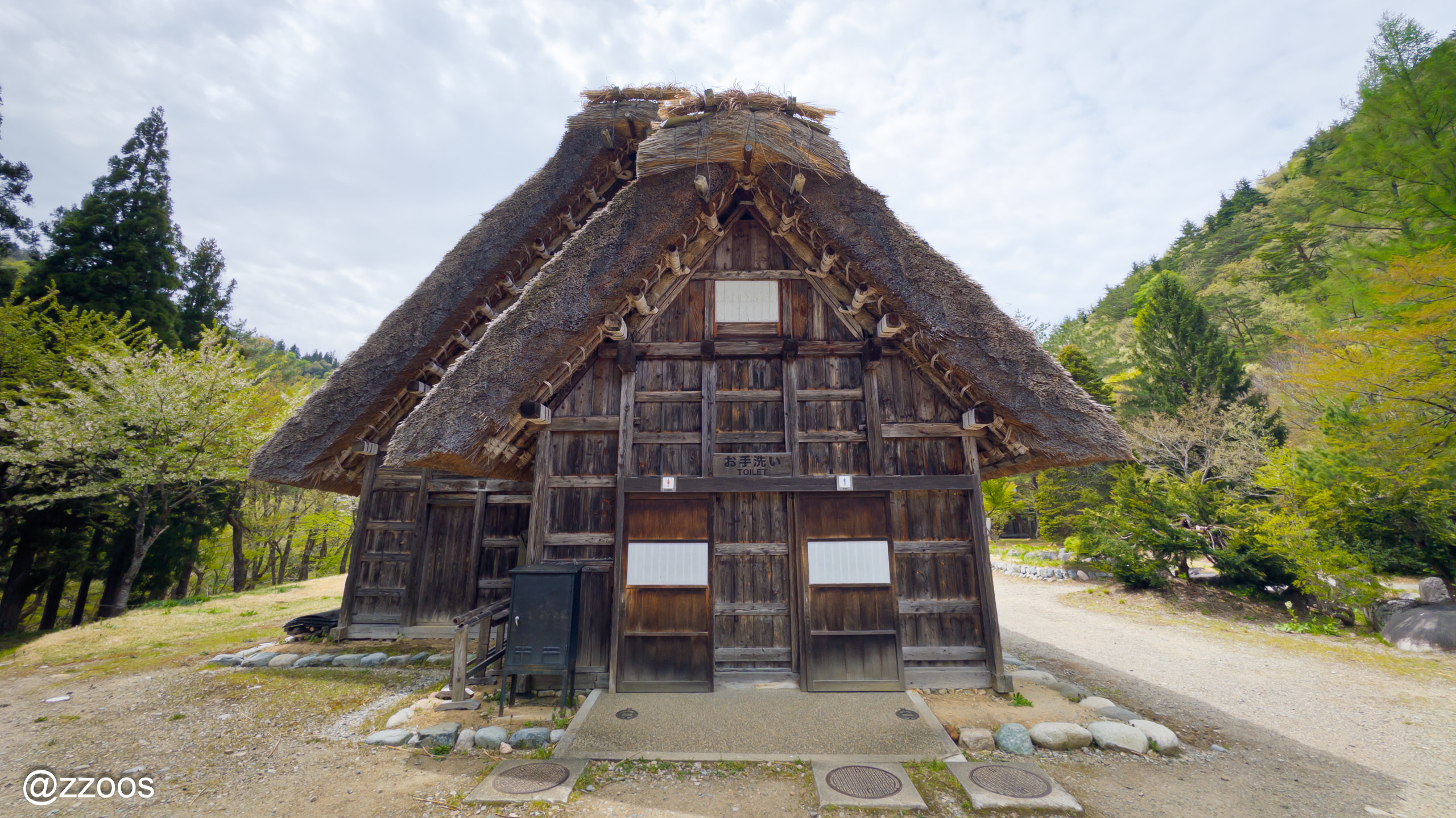 Minka-en public restroom with a gassho-zukuri exterior