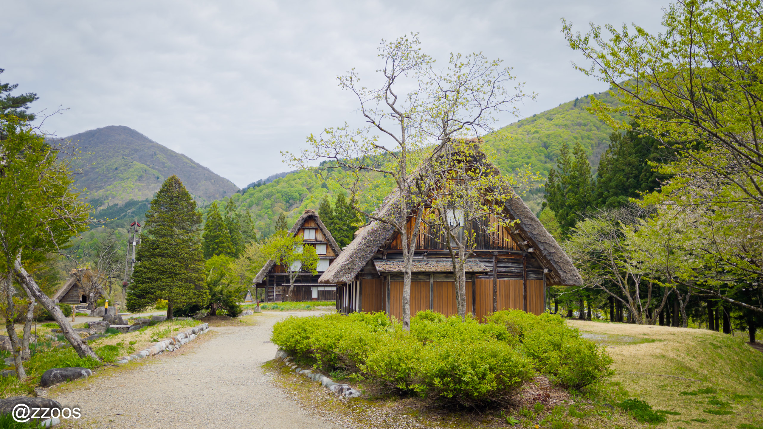 Well-kept path and gassho-zukuri buildings of various sizes at the Minka-en
