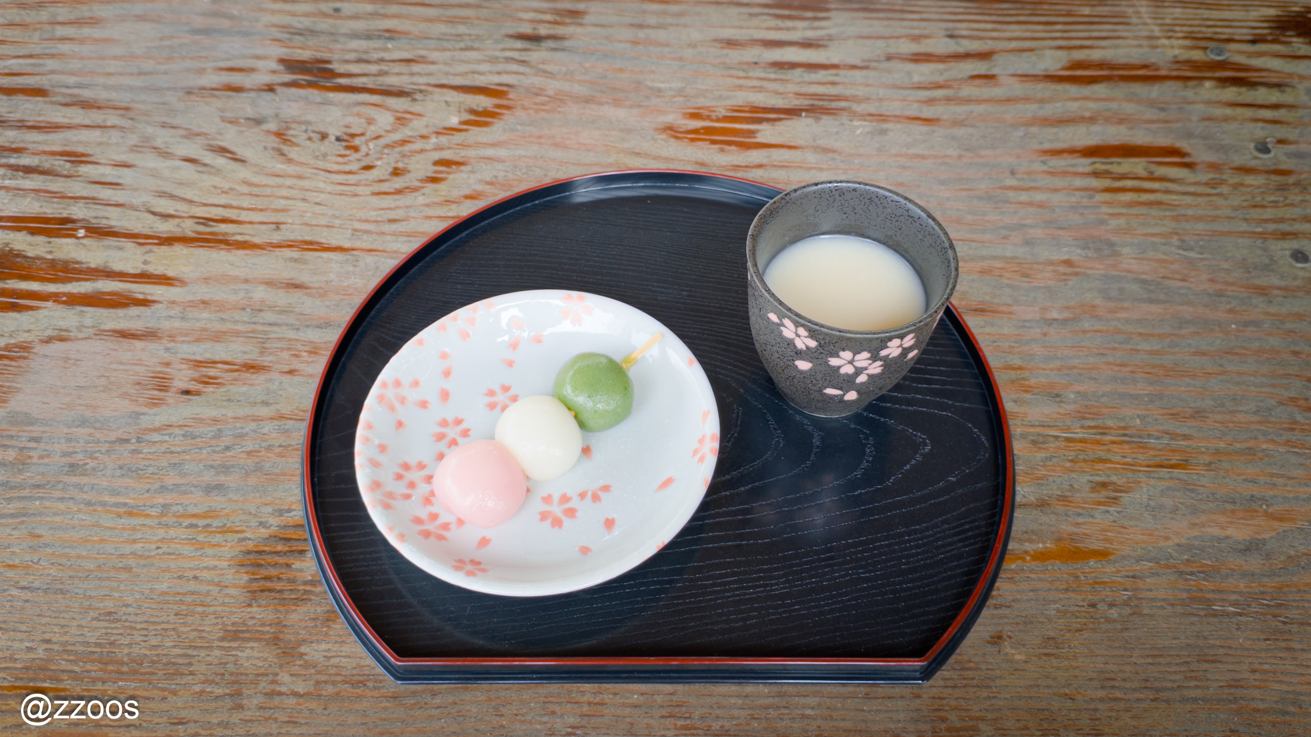 Three-color dango and amazake eaten at the Shirakawa-go Minka-en