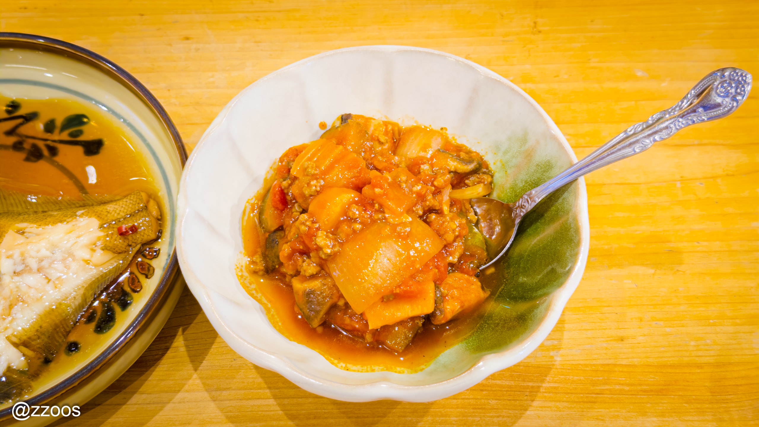 Vegetables, minced meat, and mushrooms stir-fried in tomato sauce