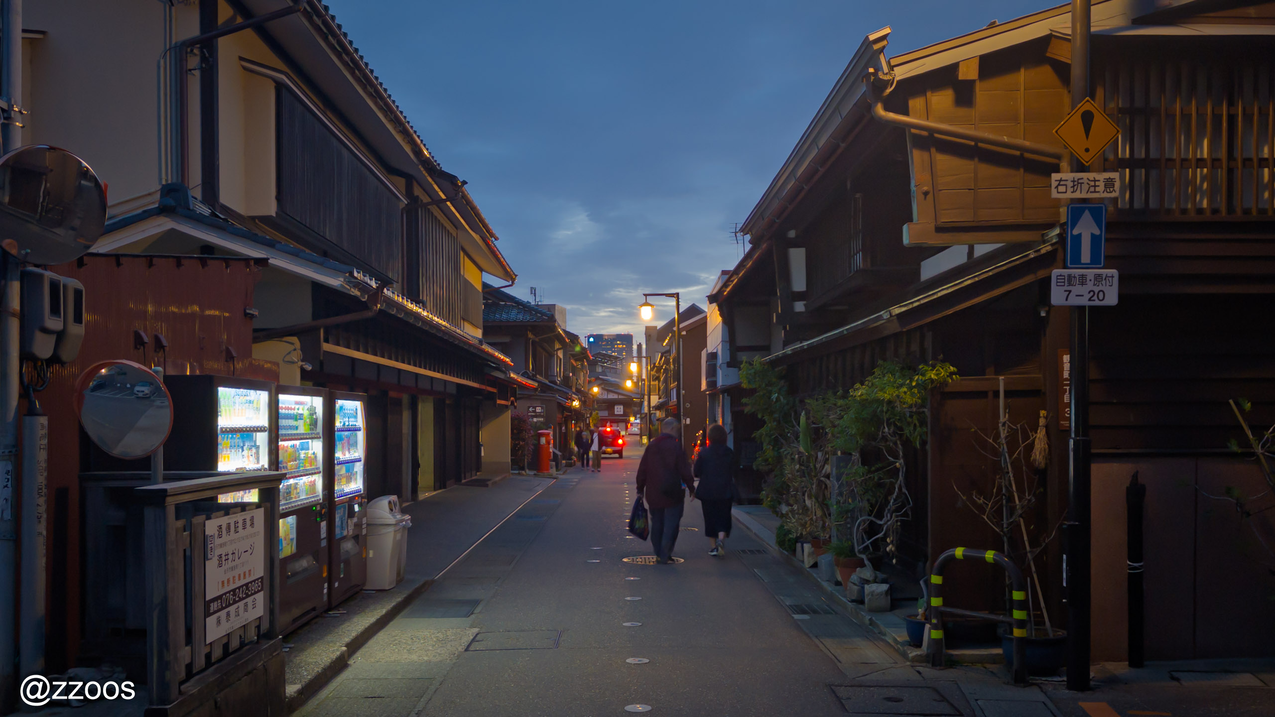 The streets of Higashi Chaya at dusk