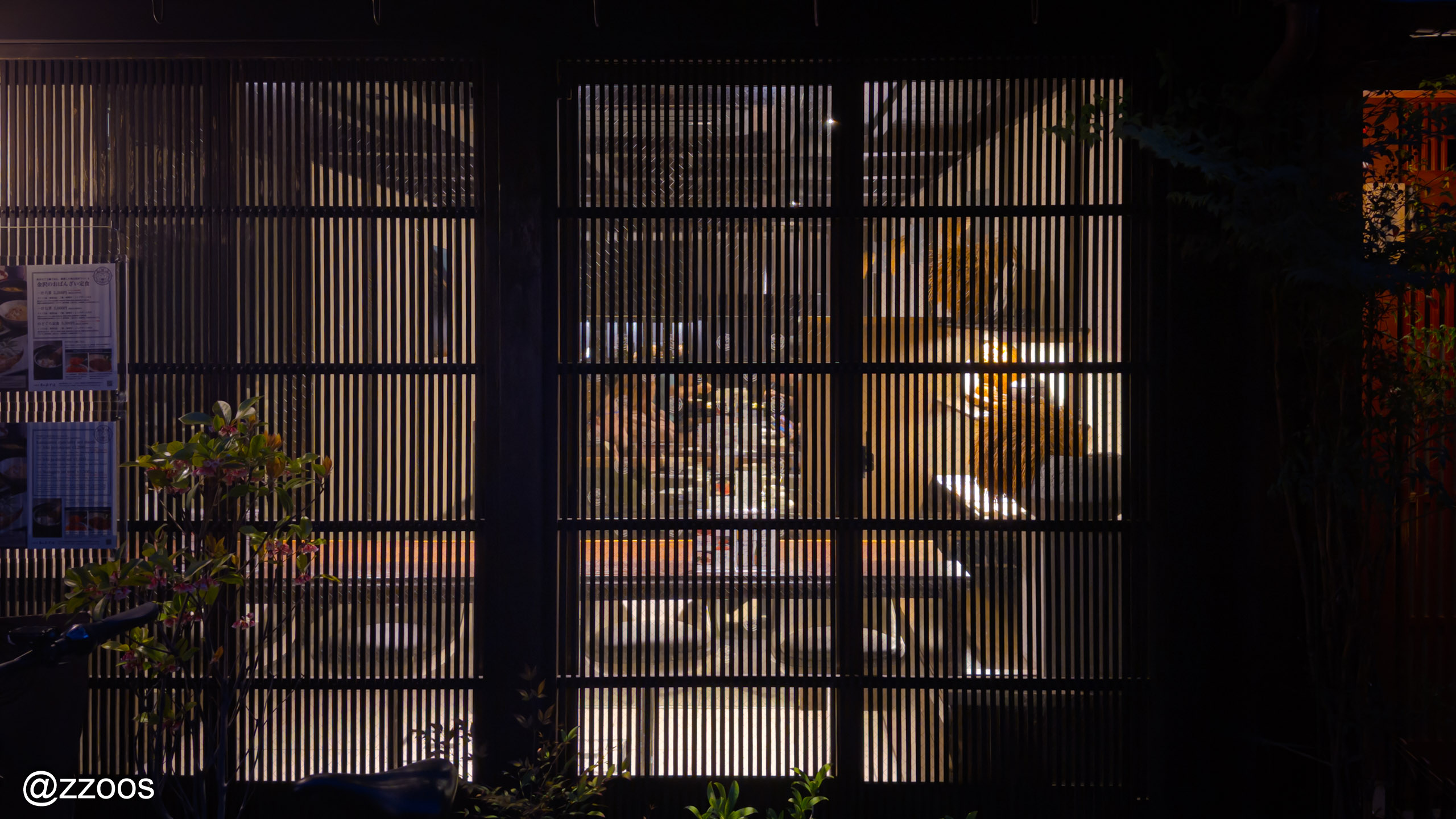 The kimusuko lattice of a teahouse in Higashi Chaya