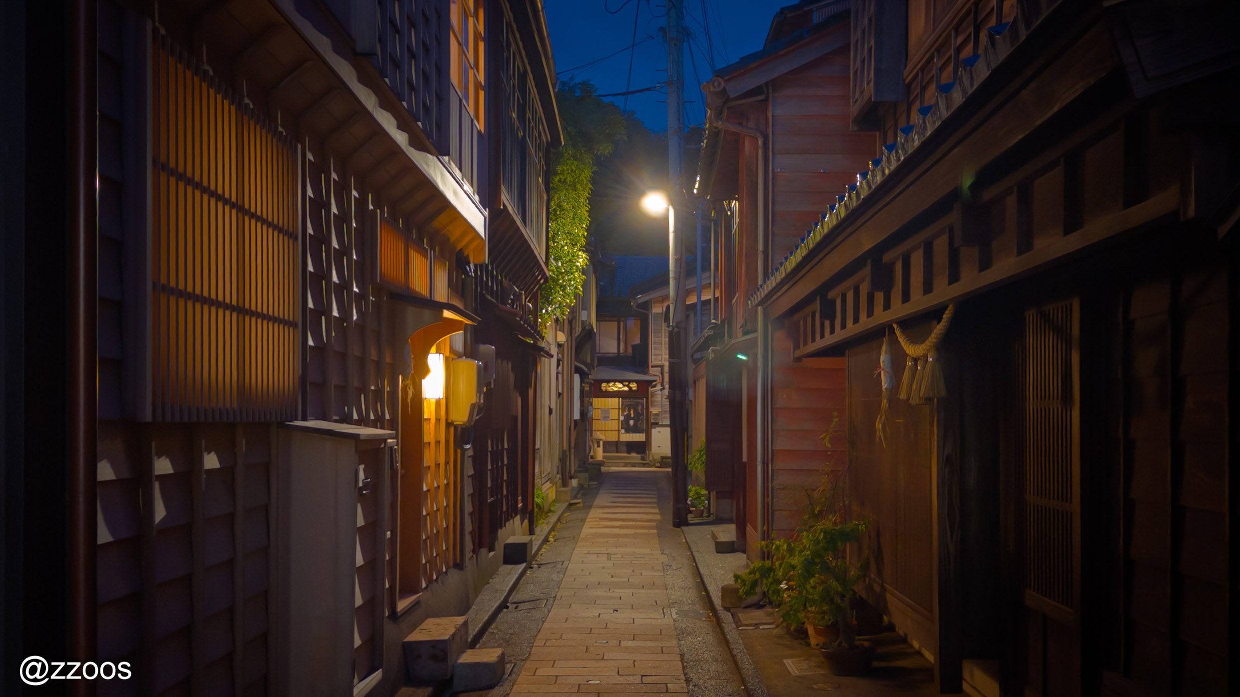 The streets of Higashi Chaya, where the architectural details begin to show