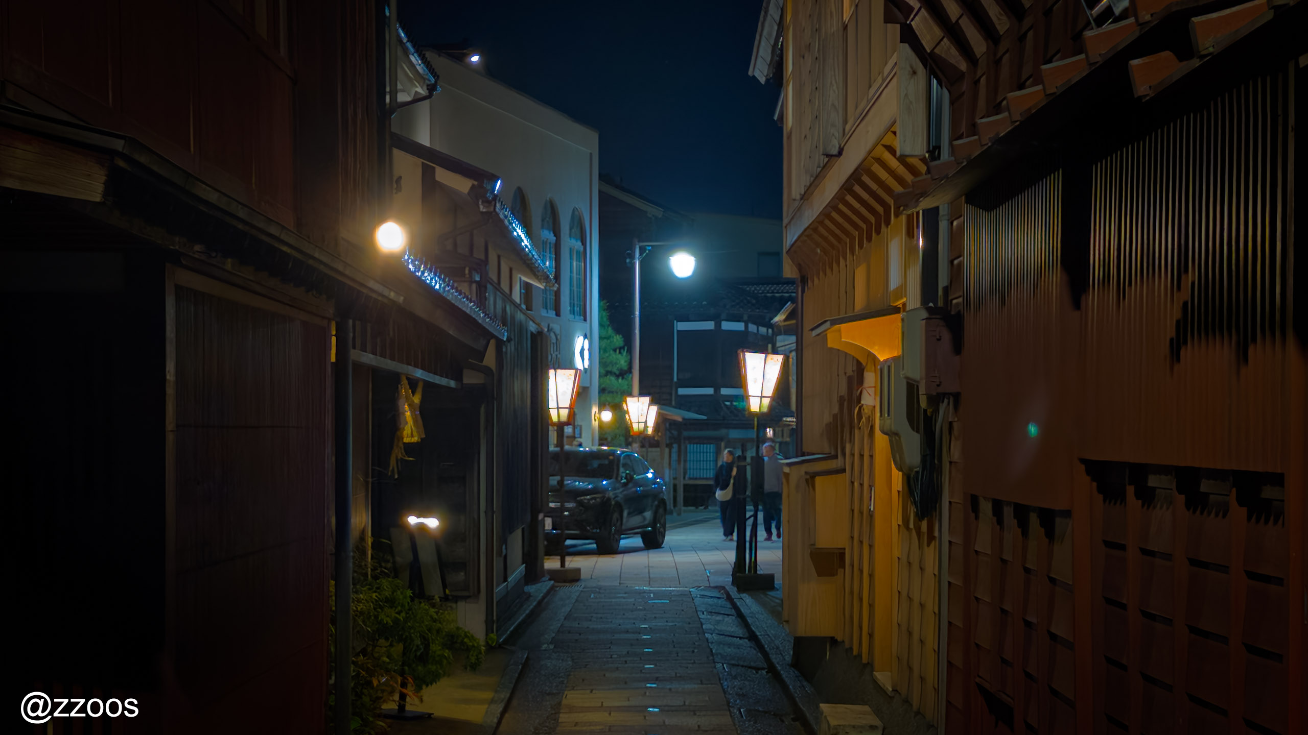 The darkened night streets of Higashi Chaya
