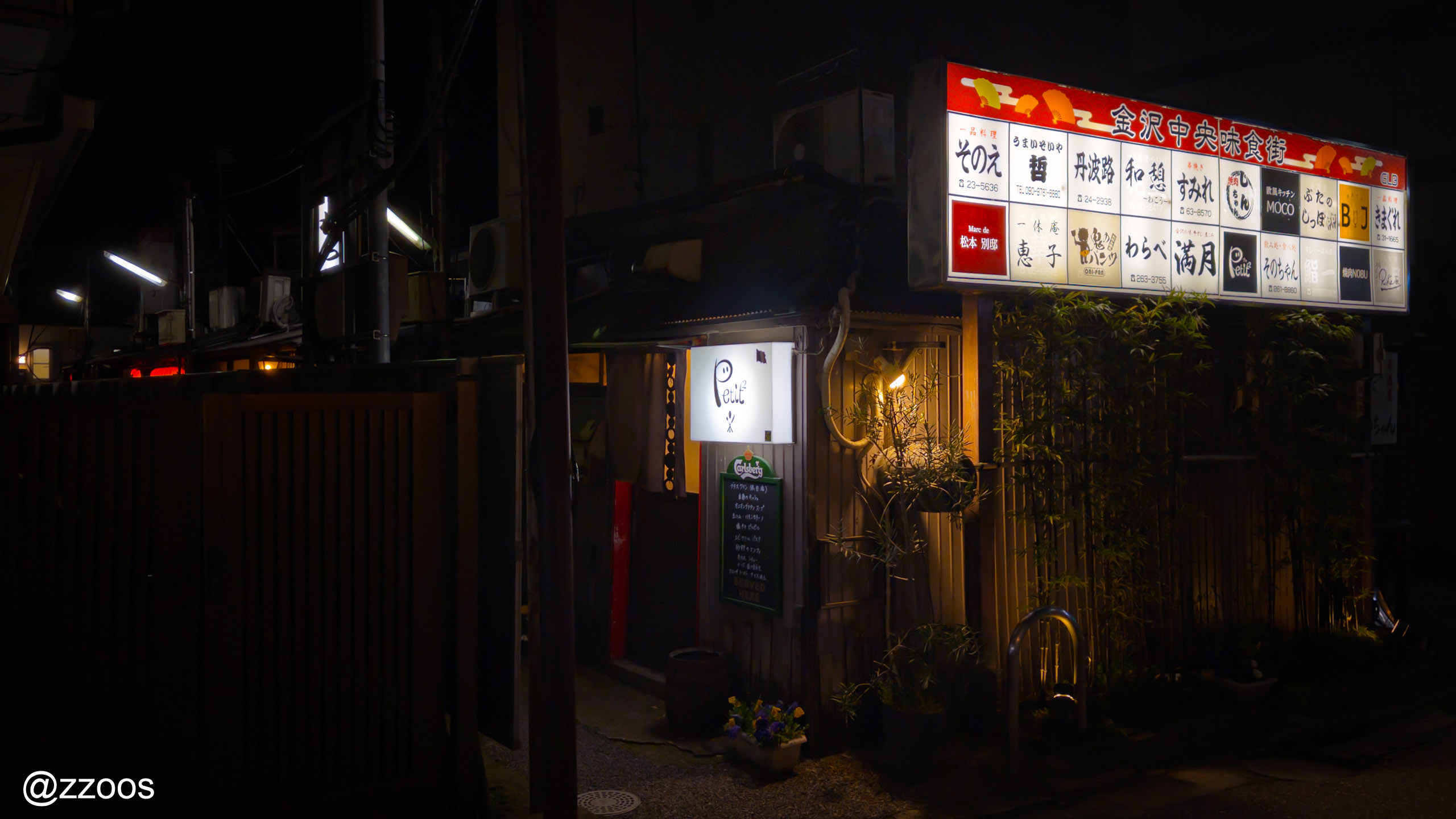路地の隅にある小さなフレンチワインバー