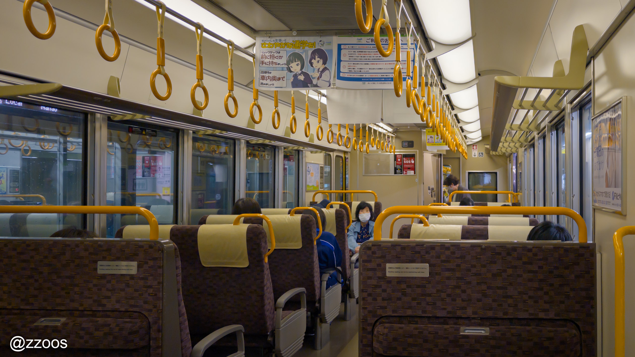 富山へ向かうIRいしかわ鉄道の車内